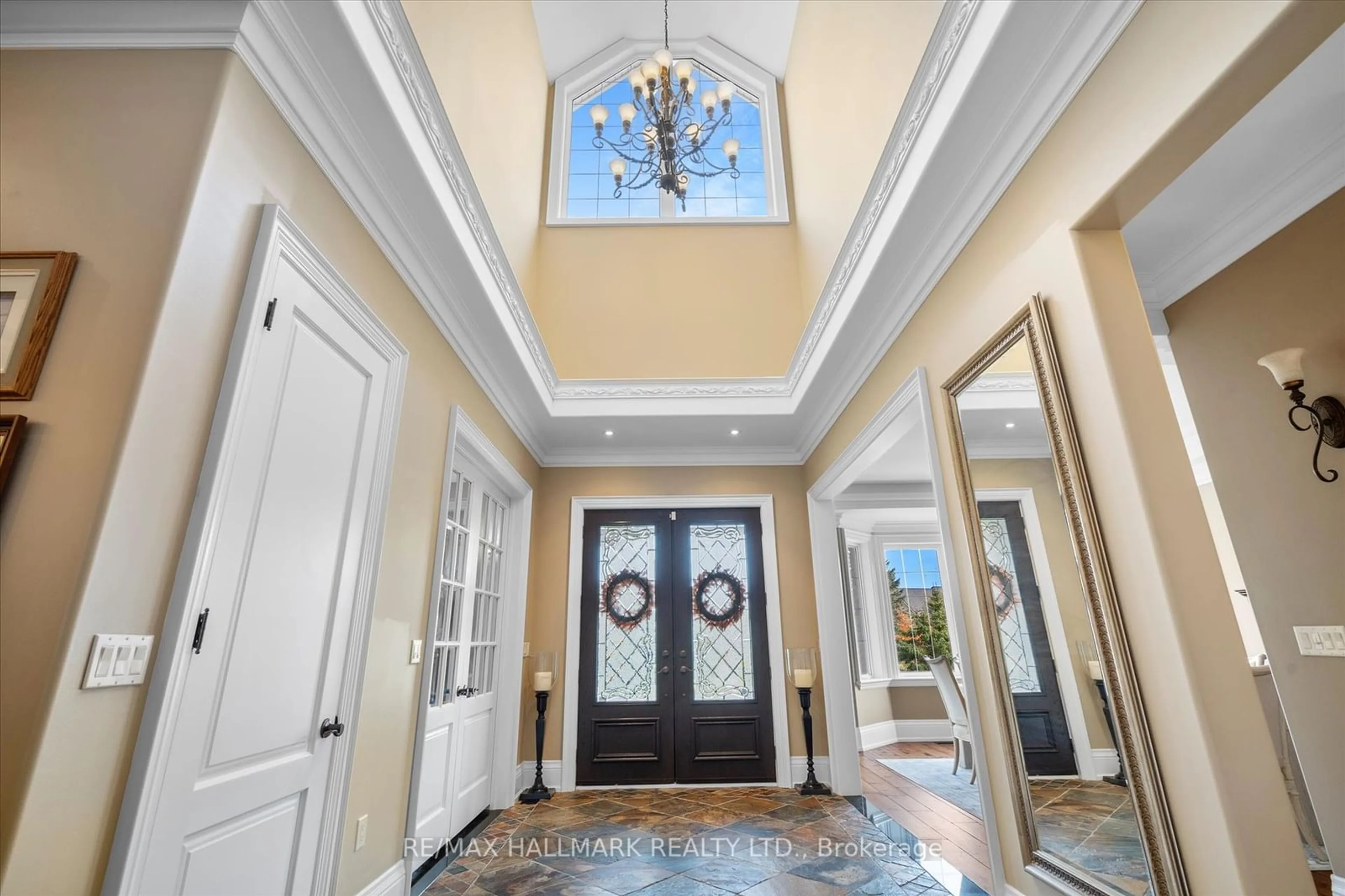 Indoor foyer, wood floors for 25 Riverstone Crt, East Gwillimbury Ontario L0G 1V0