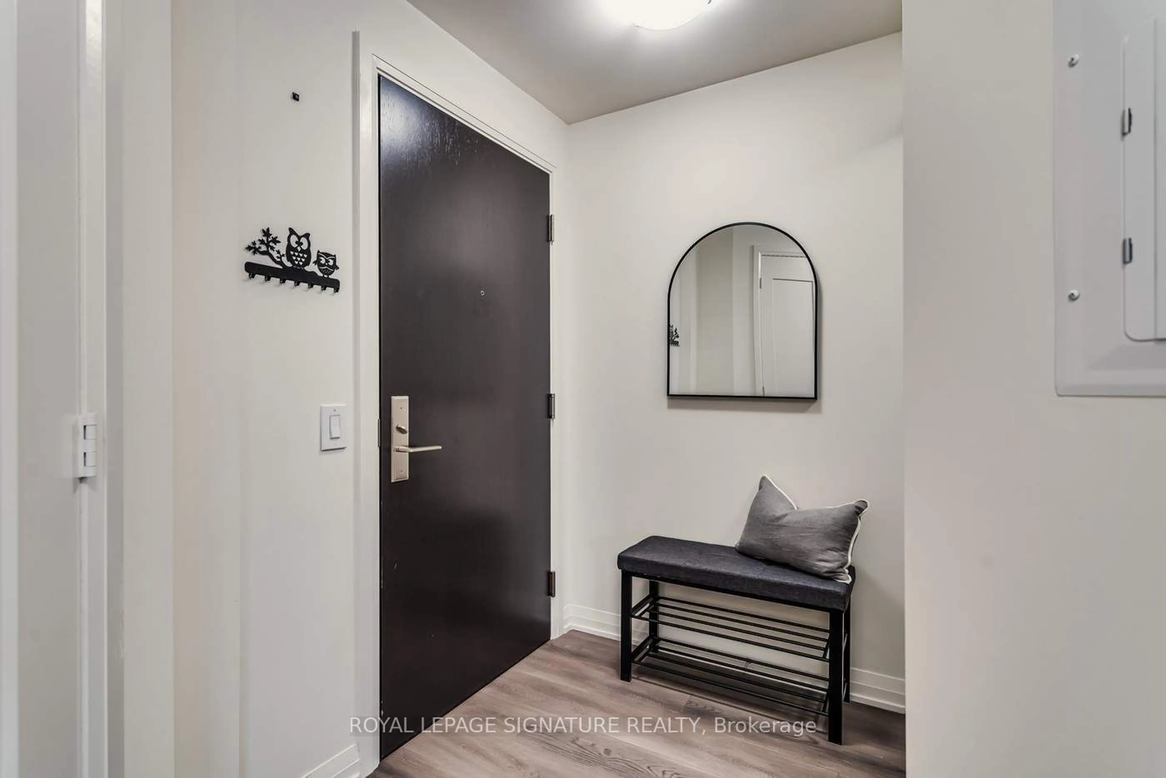 Indoor entryway, wood floors for 9000 Jane St #2124, Vaughan Ontario L4K 0M6