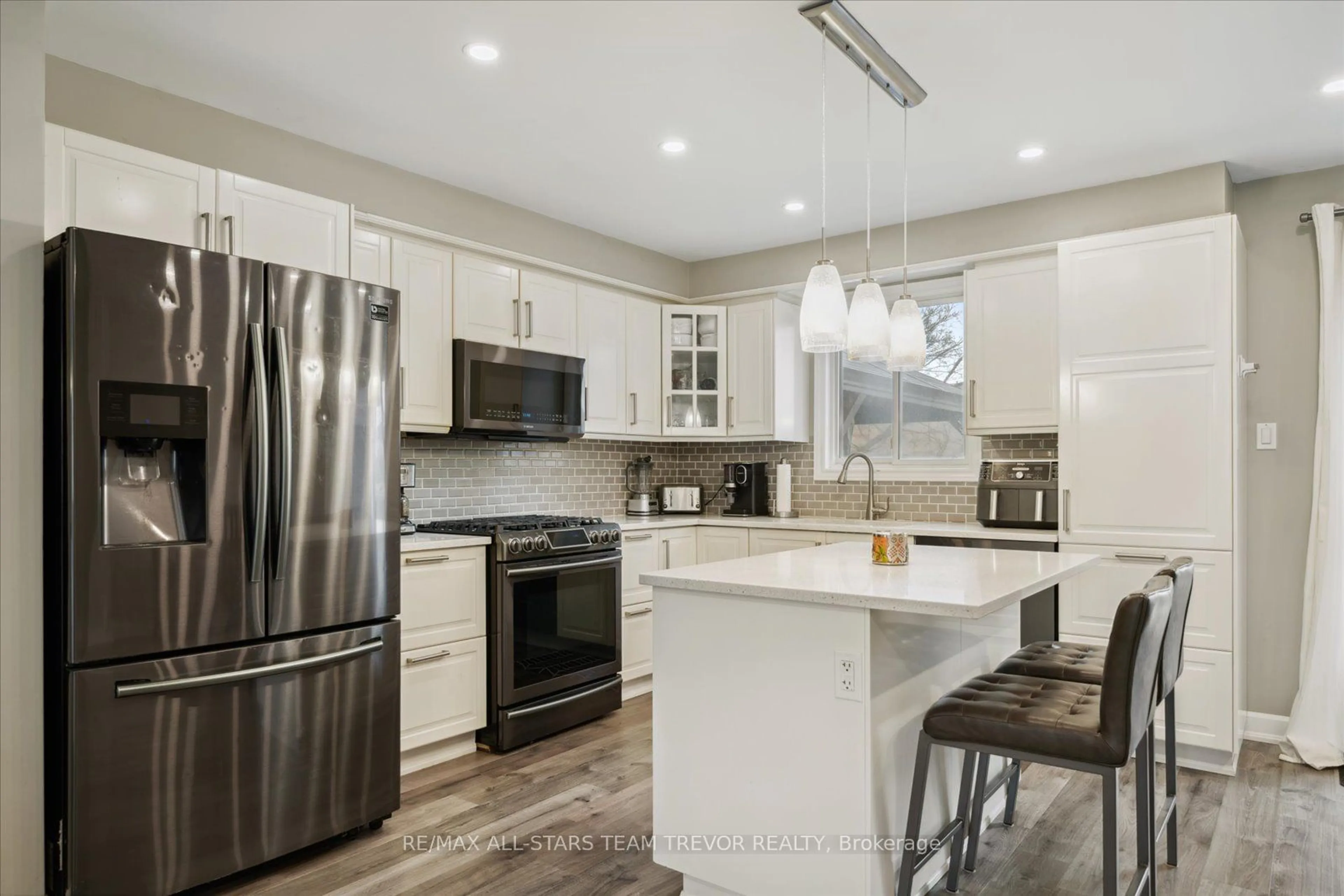 Open concept kitchen for 11 Windover Dr, Georgina Ontario L4P 3L8