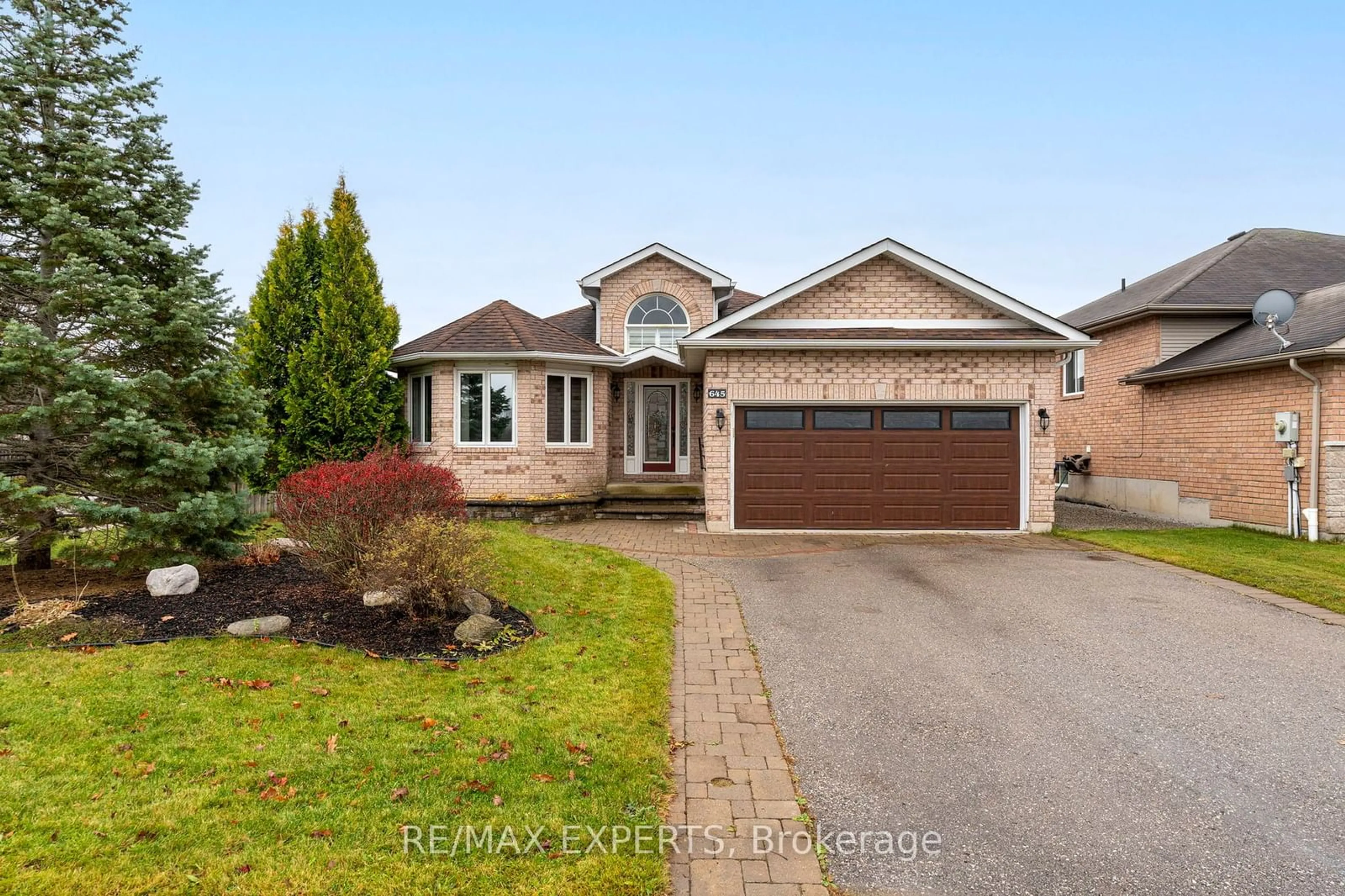 Frontside or backside of a home, the street view for 645 Glen Cedar Cres, Innisfil Ontario L9S 2J4