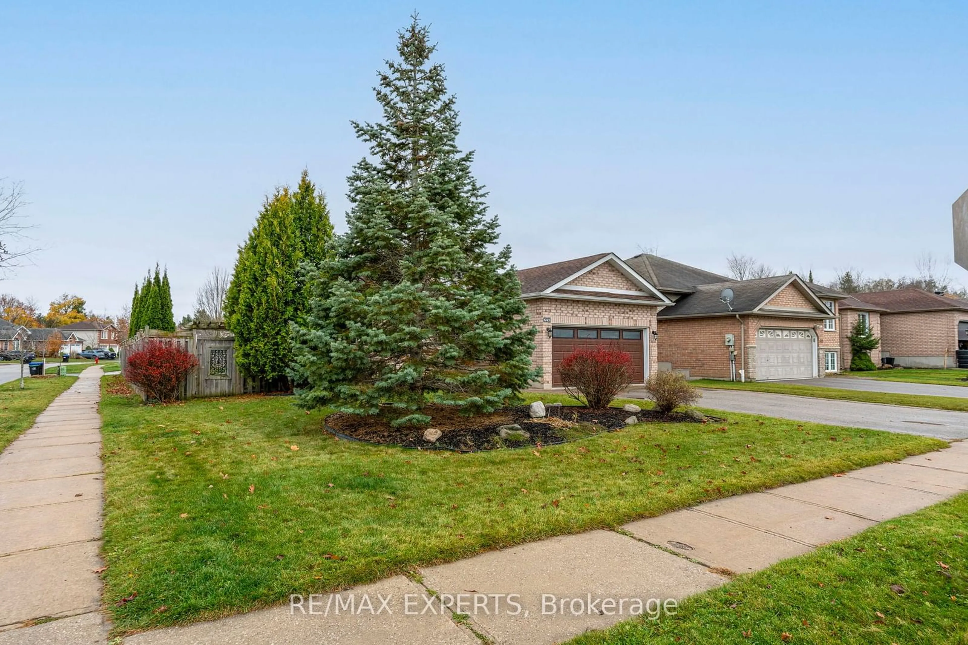 Frontside or backside of a home, the fenced backyard for 645 Glen Cedar Cres, Innisfil Ontario L9S 2J4