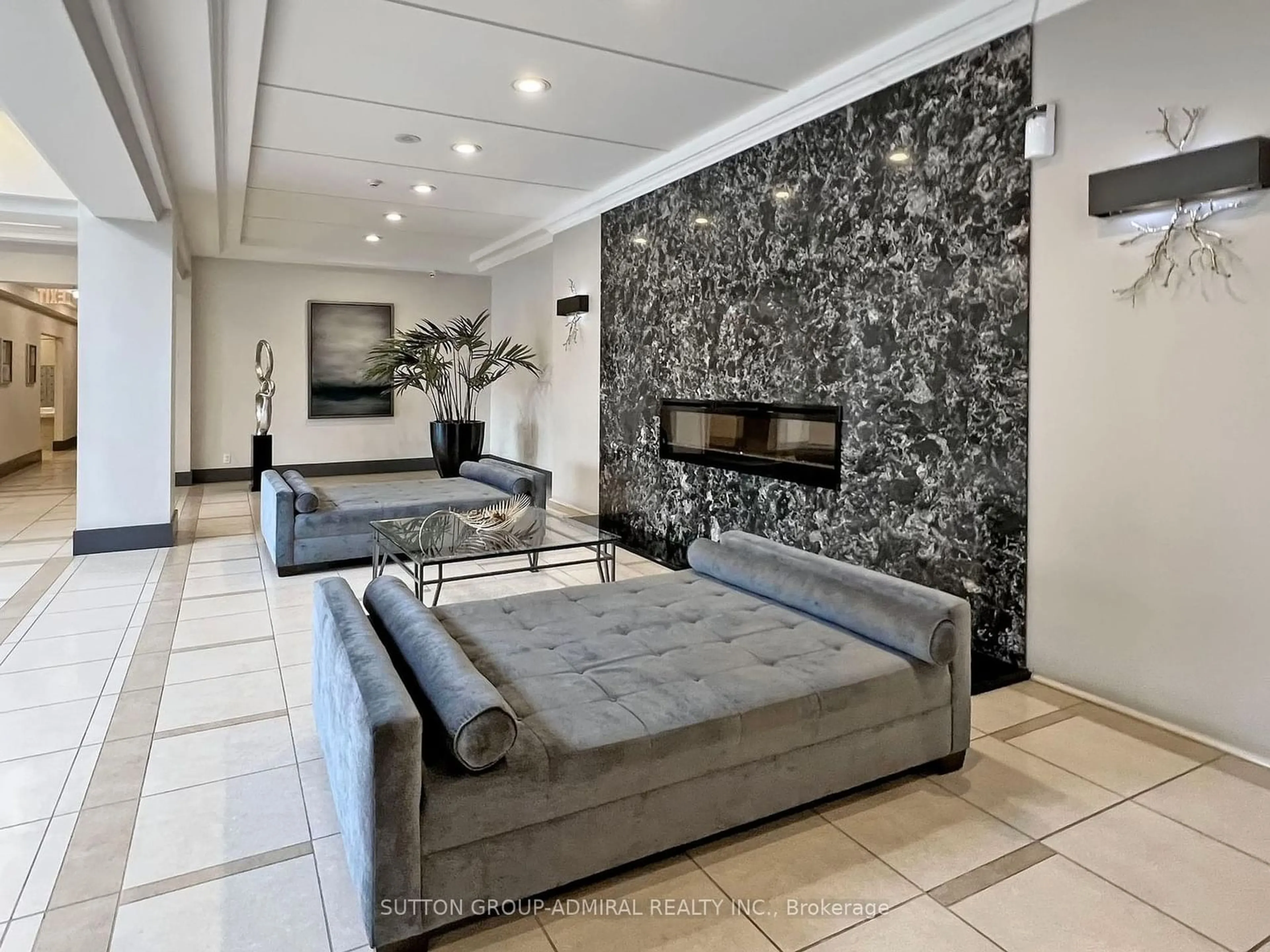 Indoor lobby, carpet floors for 50 Disera Dr #811, Vaughan Ontario L4J 9E9