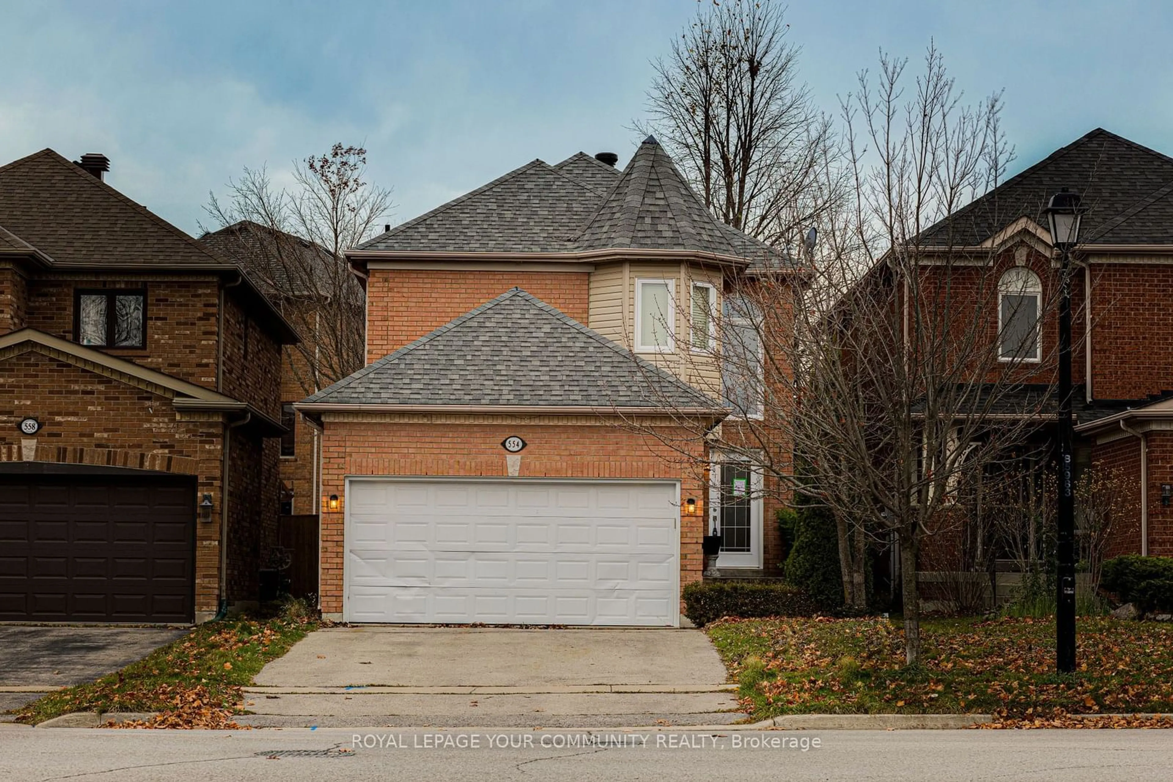 Frontside or backside of a home, the street view for 554 Plantation Gate, Newmarket Ontario L3X 2C2