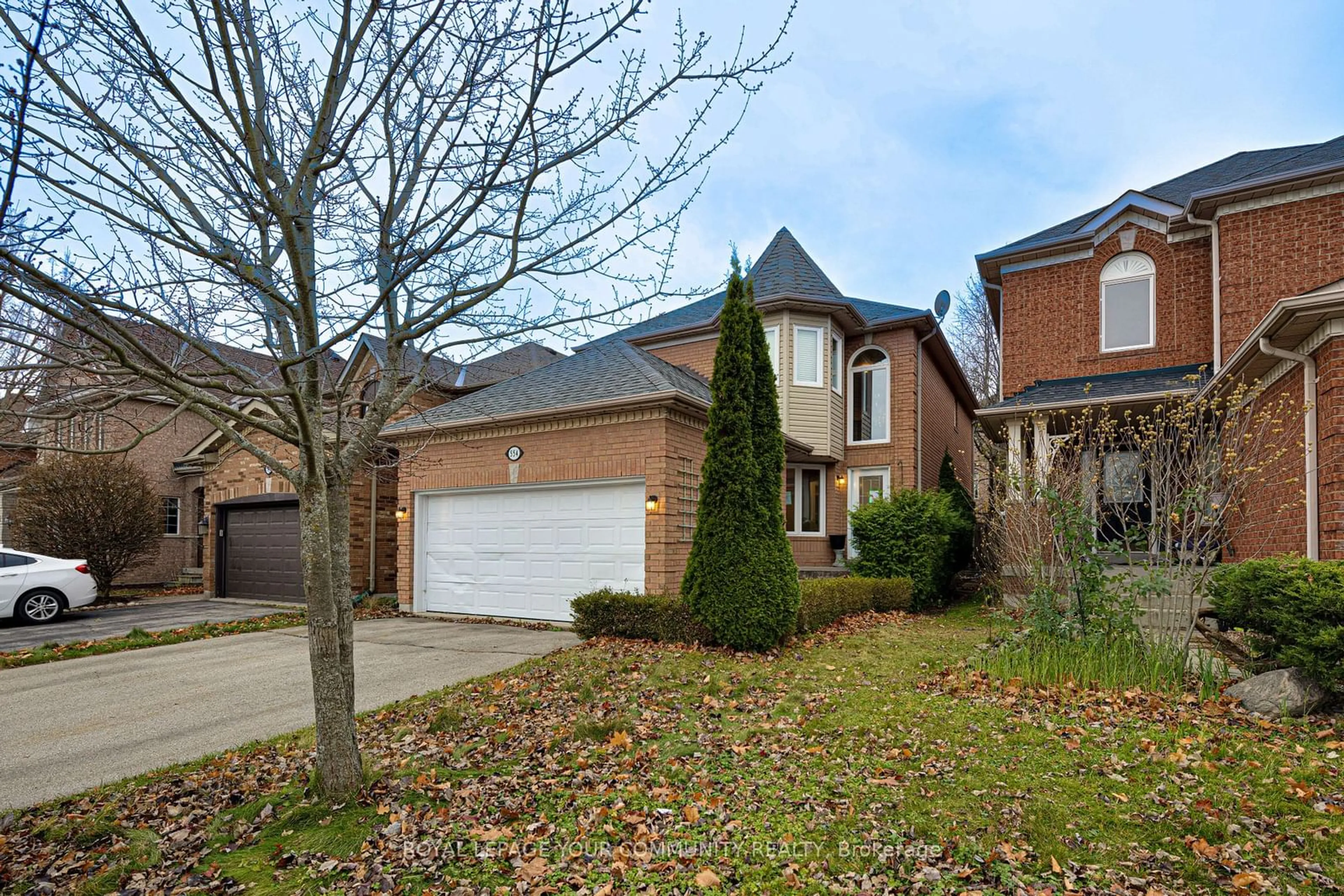 A pic from exterior of the house or condo, the street view for 554 Plantation Gate, Newmarket Ontario L3X 2C2