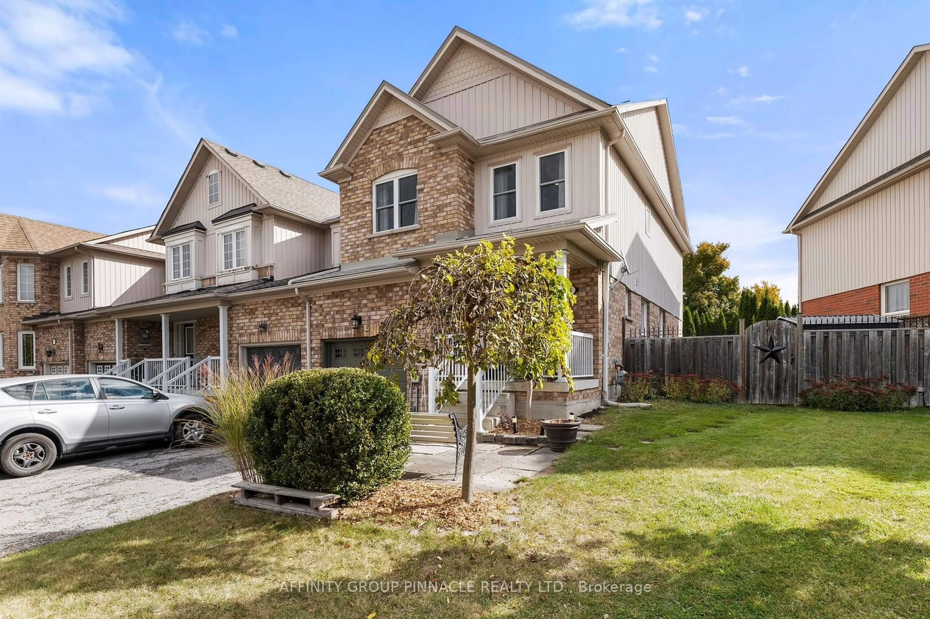 Frontside or backside of a home, cottage for 11 Lilly Mckeowan Cres, East Gwillimbury Ontario L0G 1M0