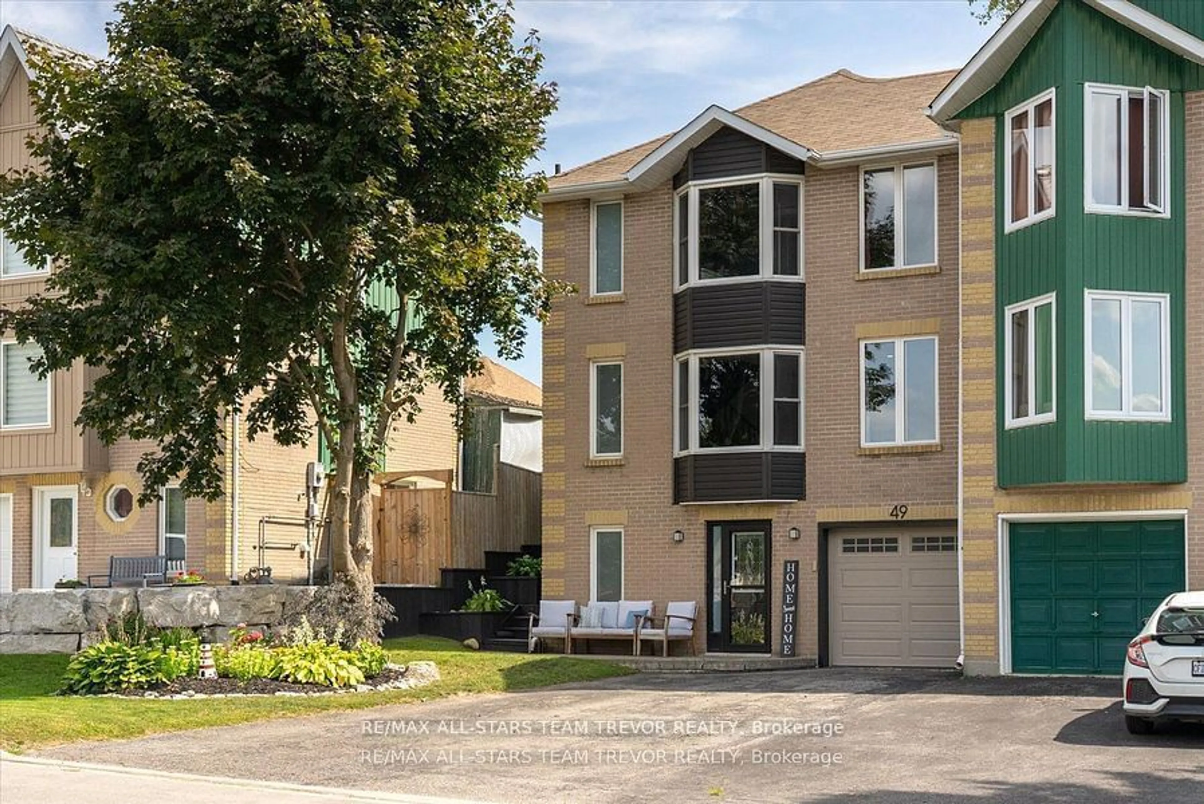 A pic from exterior of the house or condo, the street view for 49 Annamaria Dr, Georgina Ontario L4P 3H5