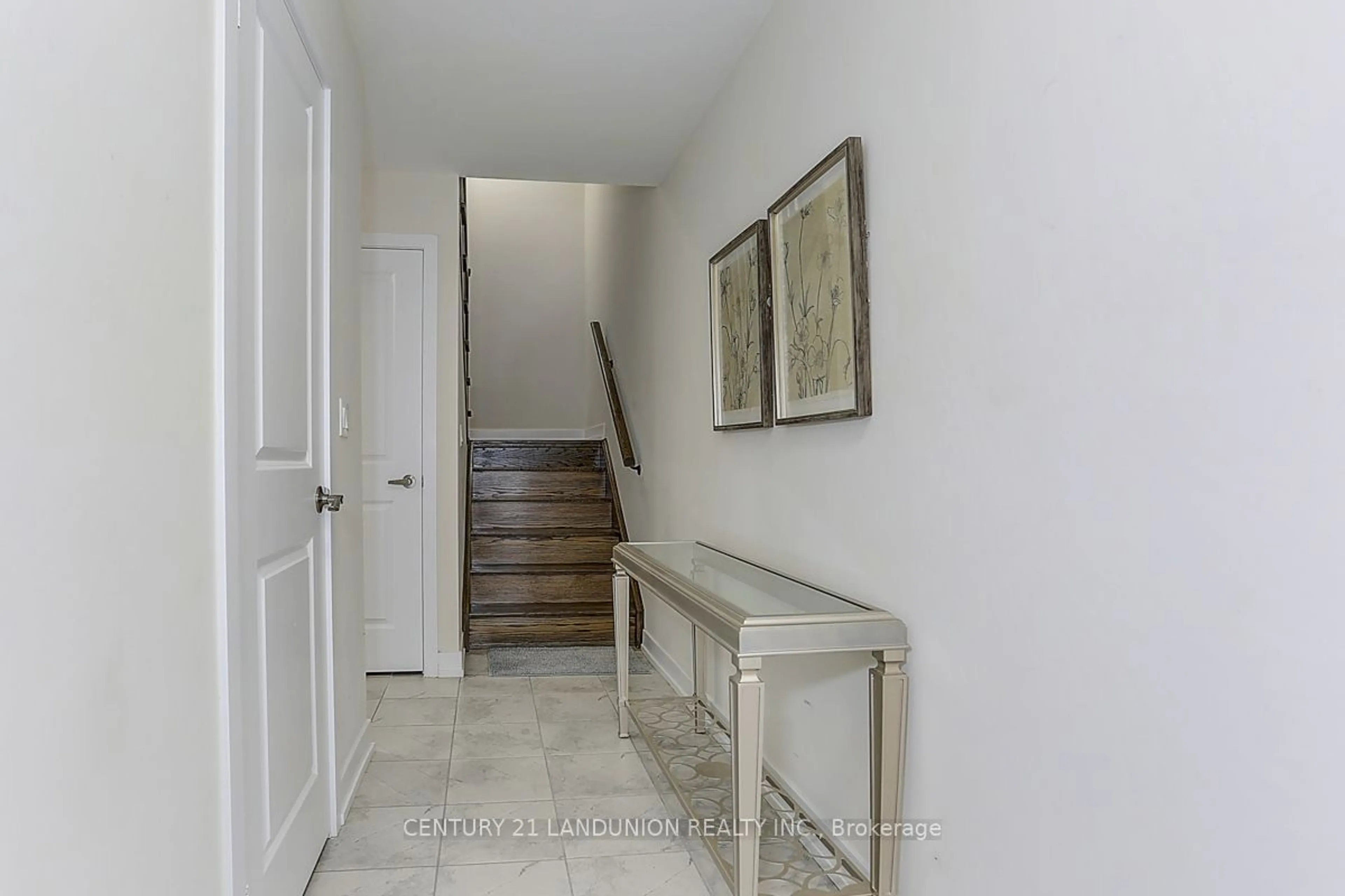 Indoor entryway, cement floor for 5 Ingersoll Lane, Richmond Hill Ontario L4E 1G9