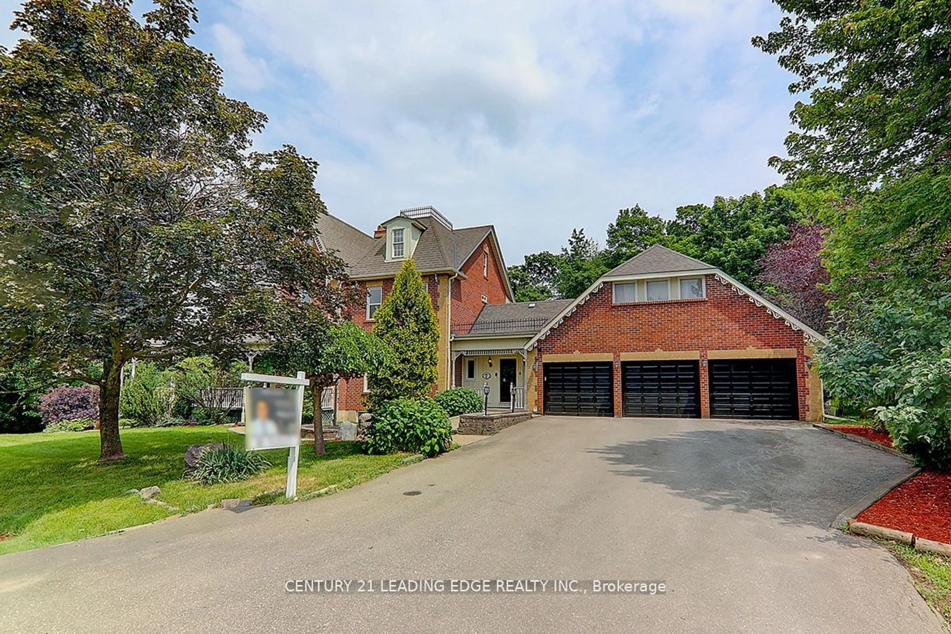 Frontside or backside of a home, the street view for 7 Maple View Lane, Whitchurch-Stouffville Ontario L4A 7X5