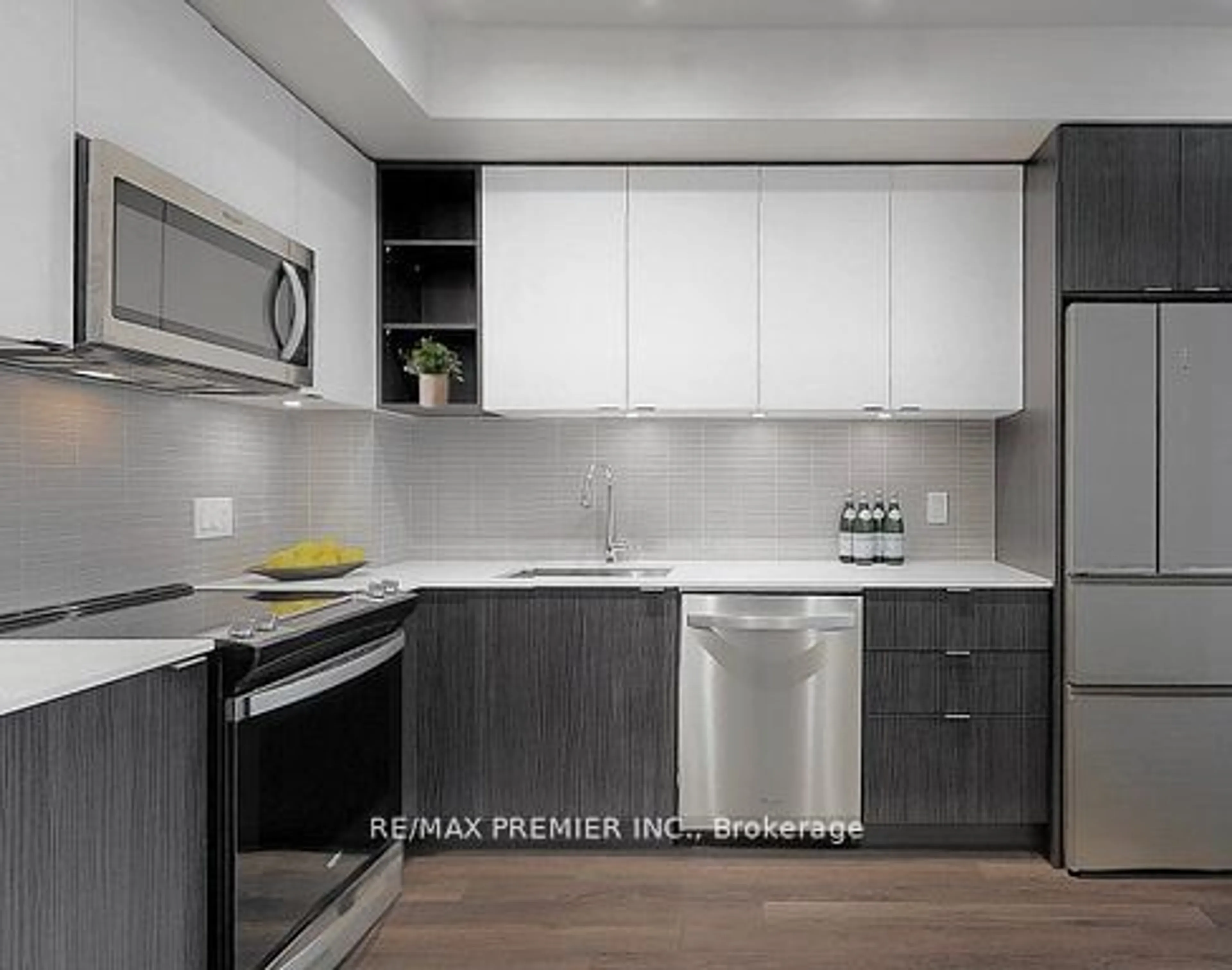 Standard kitchen for 100 Eagle Rock Way #1014, Vaughan Ontario L6A 5B9