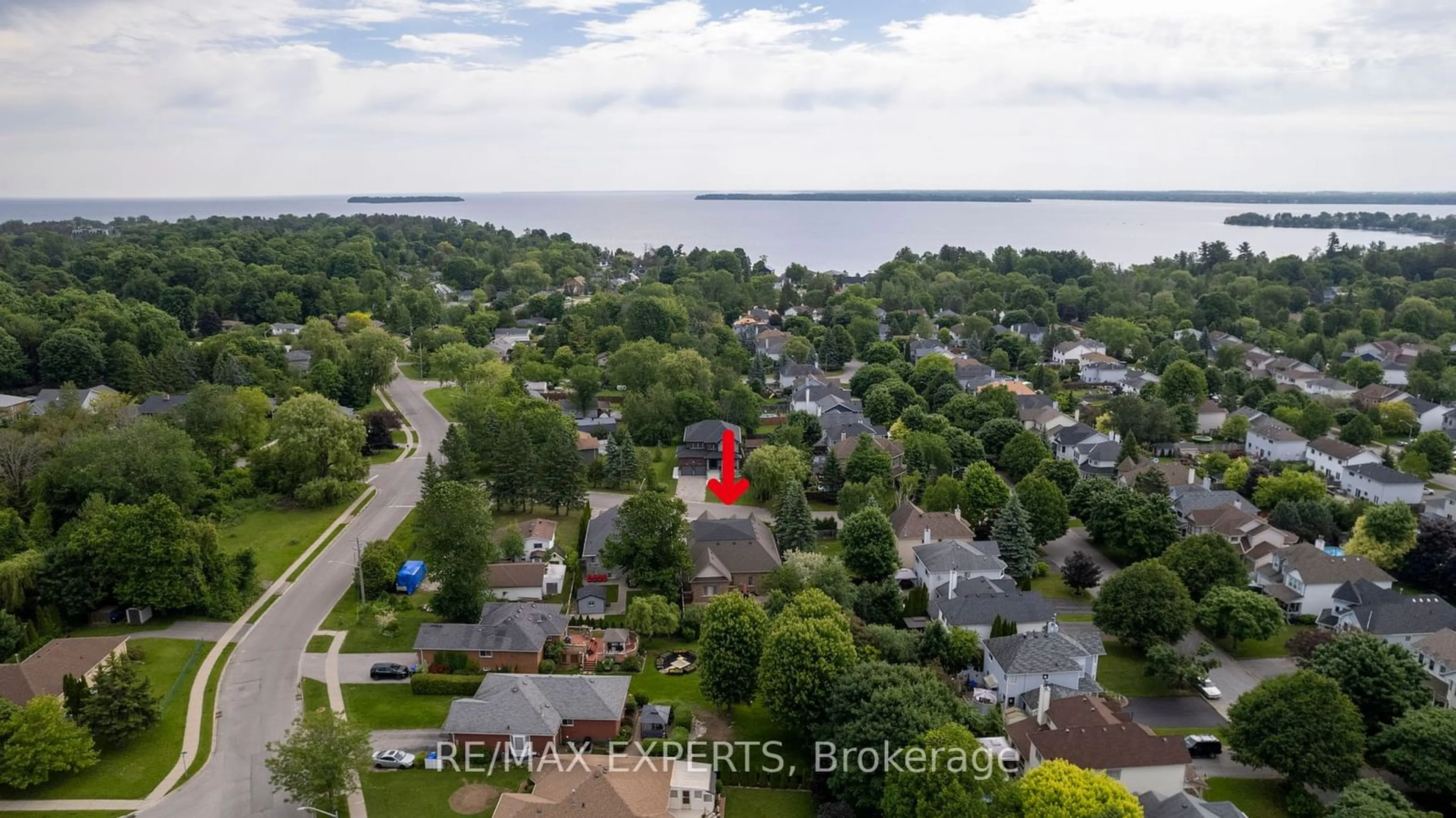 A pic from exterior of the house or condo, the street view for 1948 St. Paul Rd, Innisfil Ontario L9S 1T6