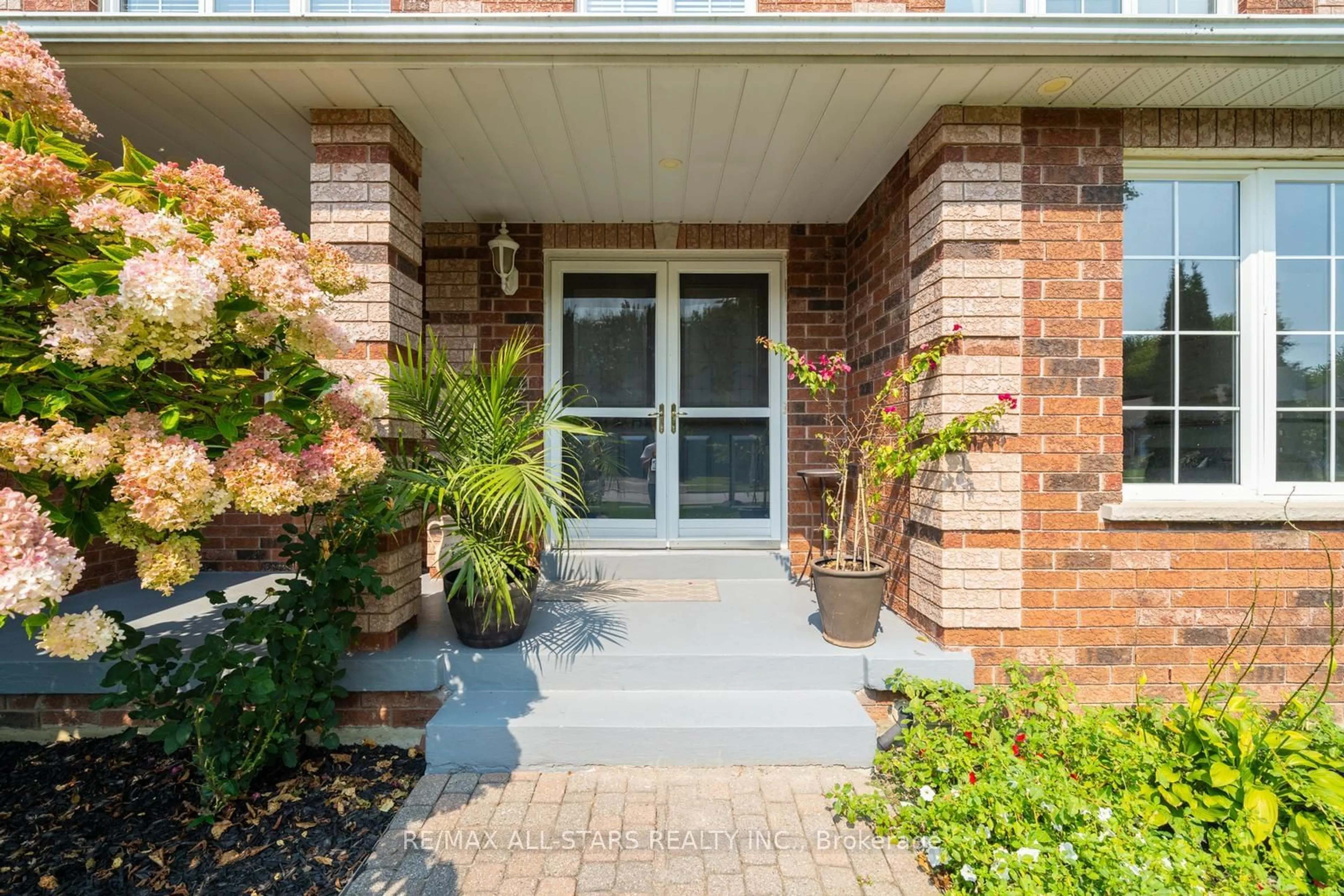 Indoor entryway, wood floors for 150 Park Dr, Whitchurch-Stouffville Ontario L4A 1J6