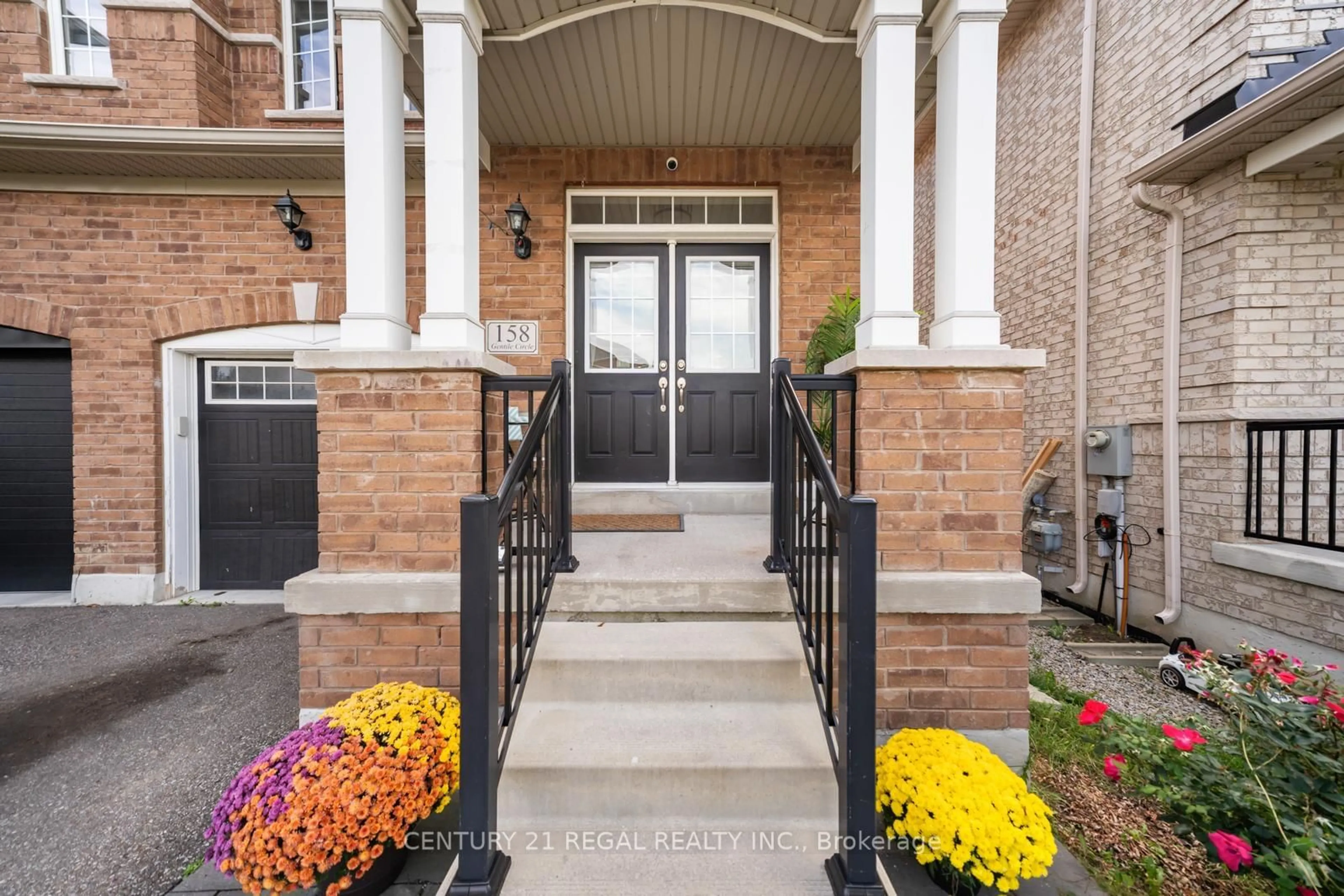 Indoor entryway, wood floors for 158 Gentile Circ, Vaughan Ontario L4H 3N3