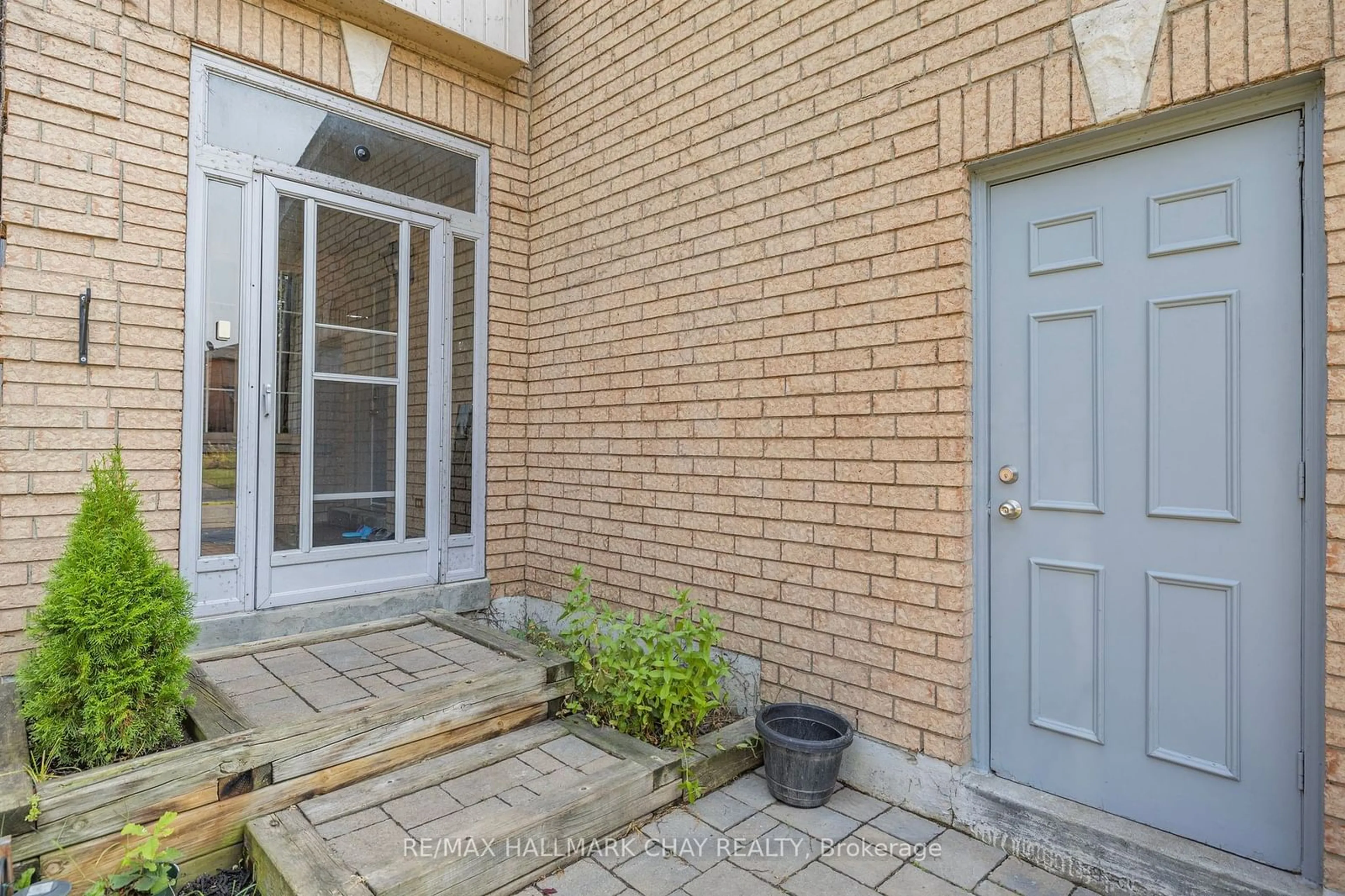 Indoor entryway, cement floor for 573 Skinner Ave, Newmarket Ontario L3X 2A4