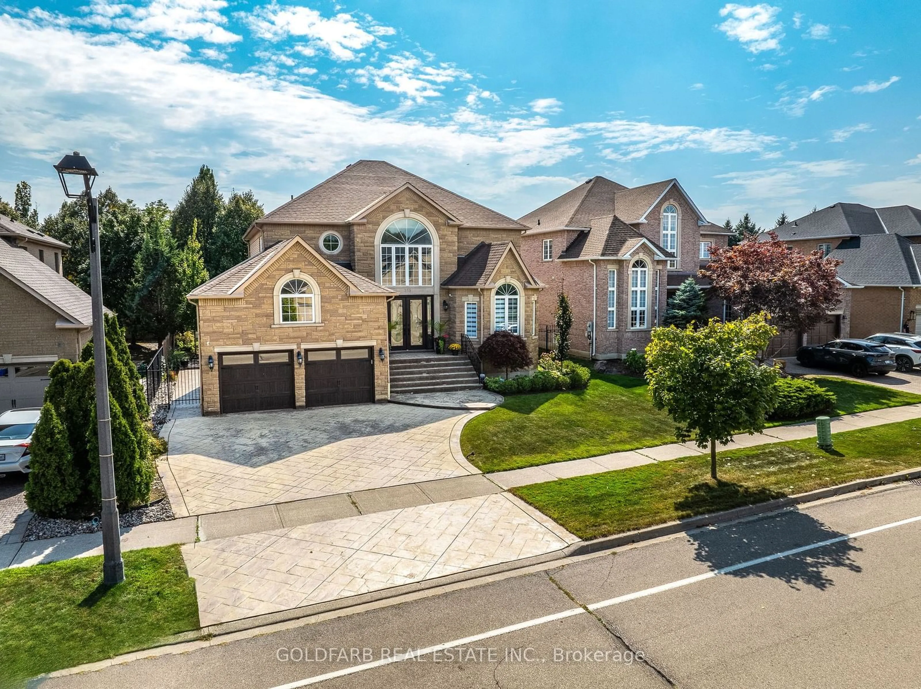 Frontside or backside of a home, the street view for 215 Thomson Creek Blvd, Vaughan Ontario L4H 1H1