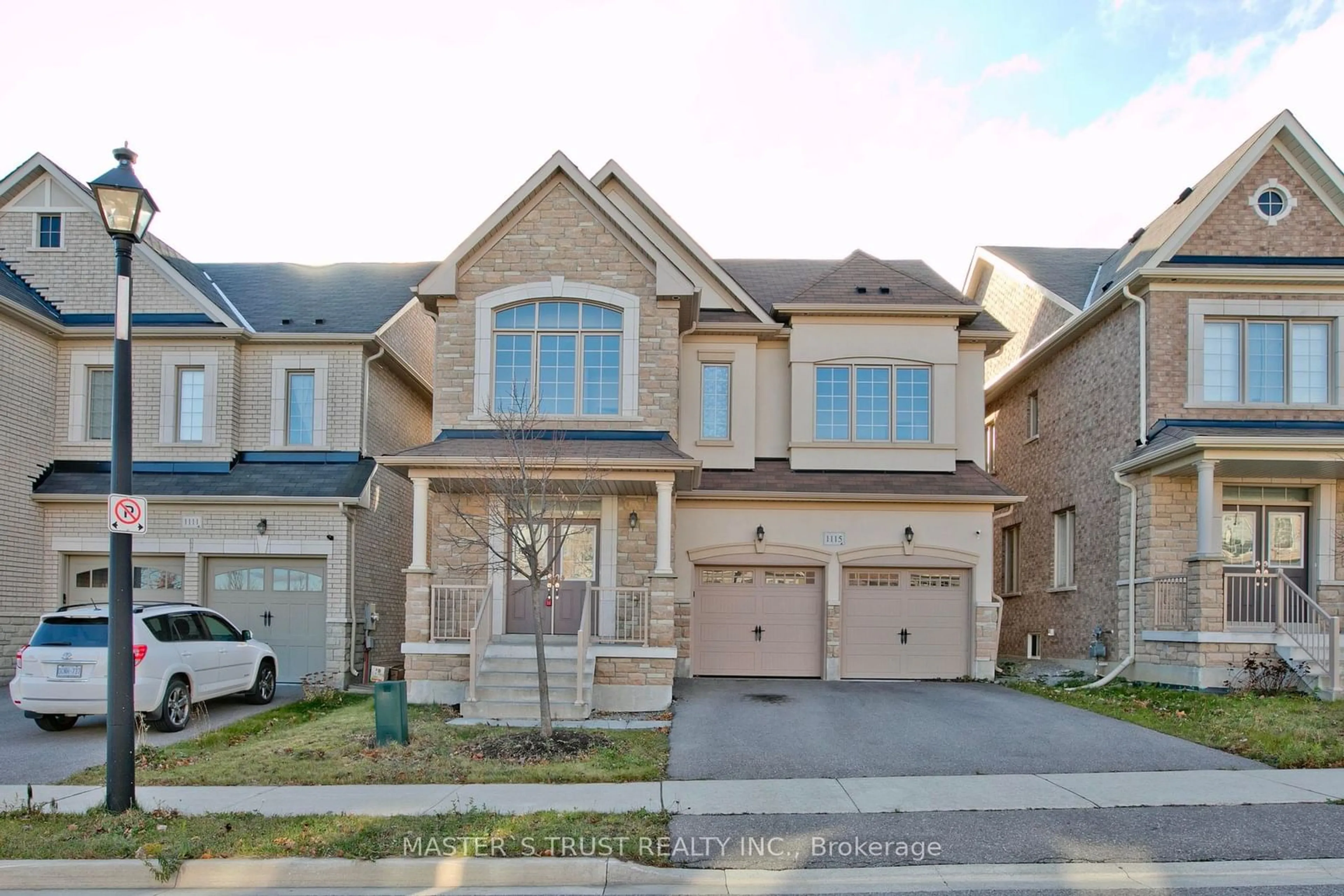 A pic from exterior of the house or condo, the street view for 1115 Grainger Tr, Newmarket Ontario L3X 0G7