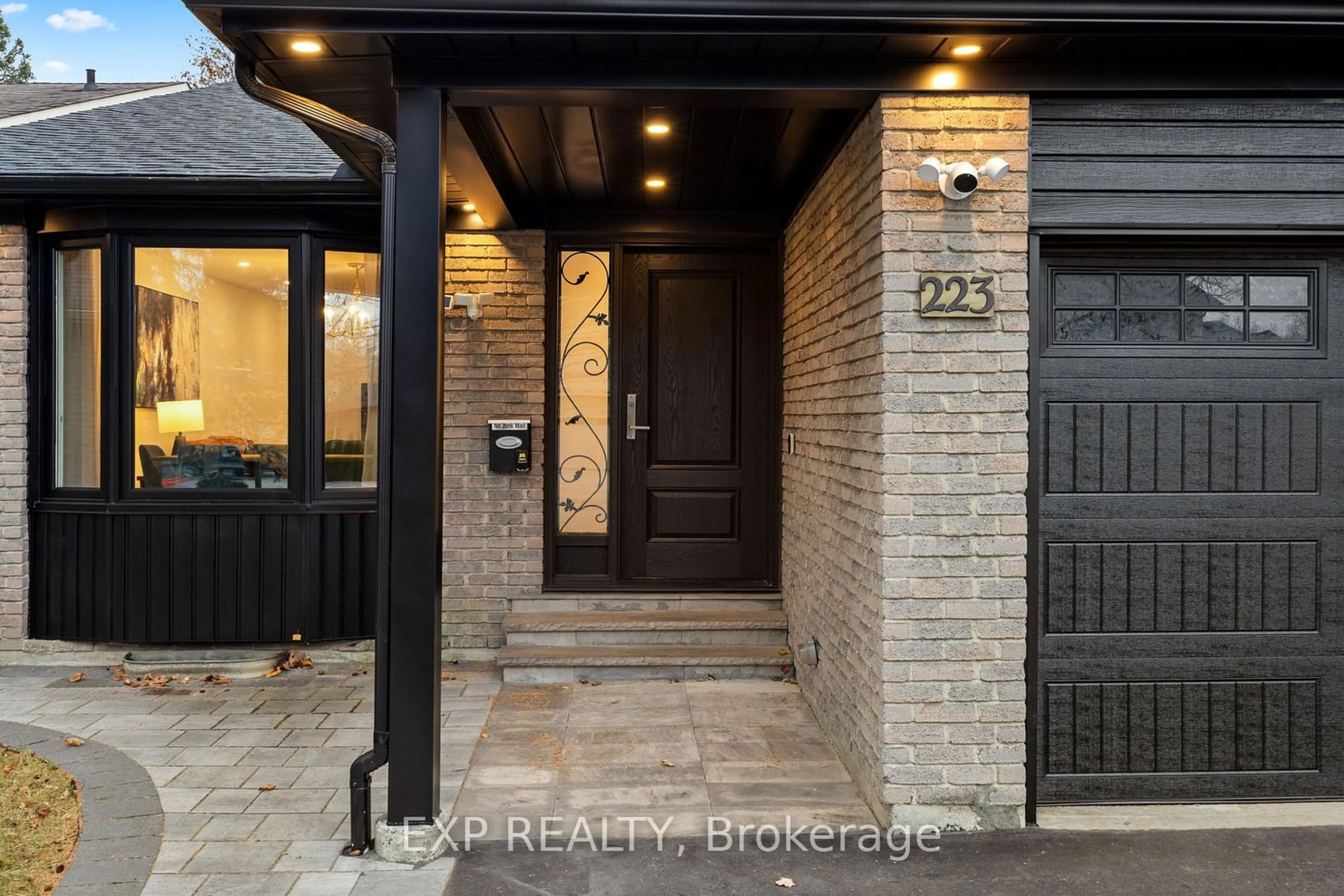 Indoor entryway, wood floors for 223 Weldrick Rd, Richmond Hill Ontario L4C 5J2