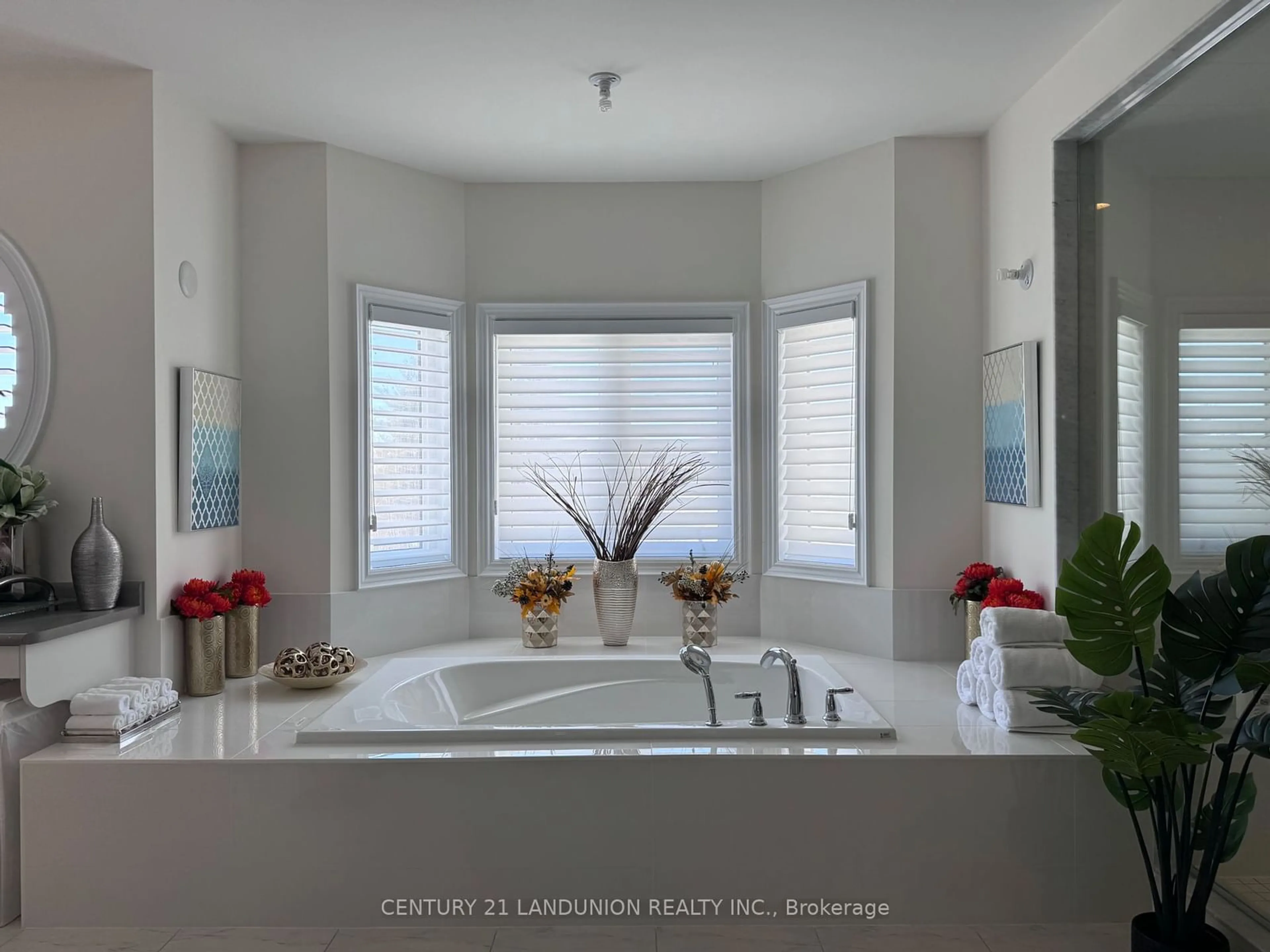 Contemporary bathroom, ceramic floors for 23 Finesse Crt, Richmond Hill Ontario L4E 0W7