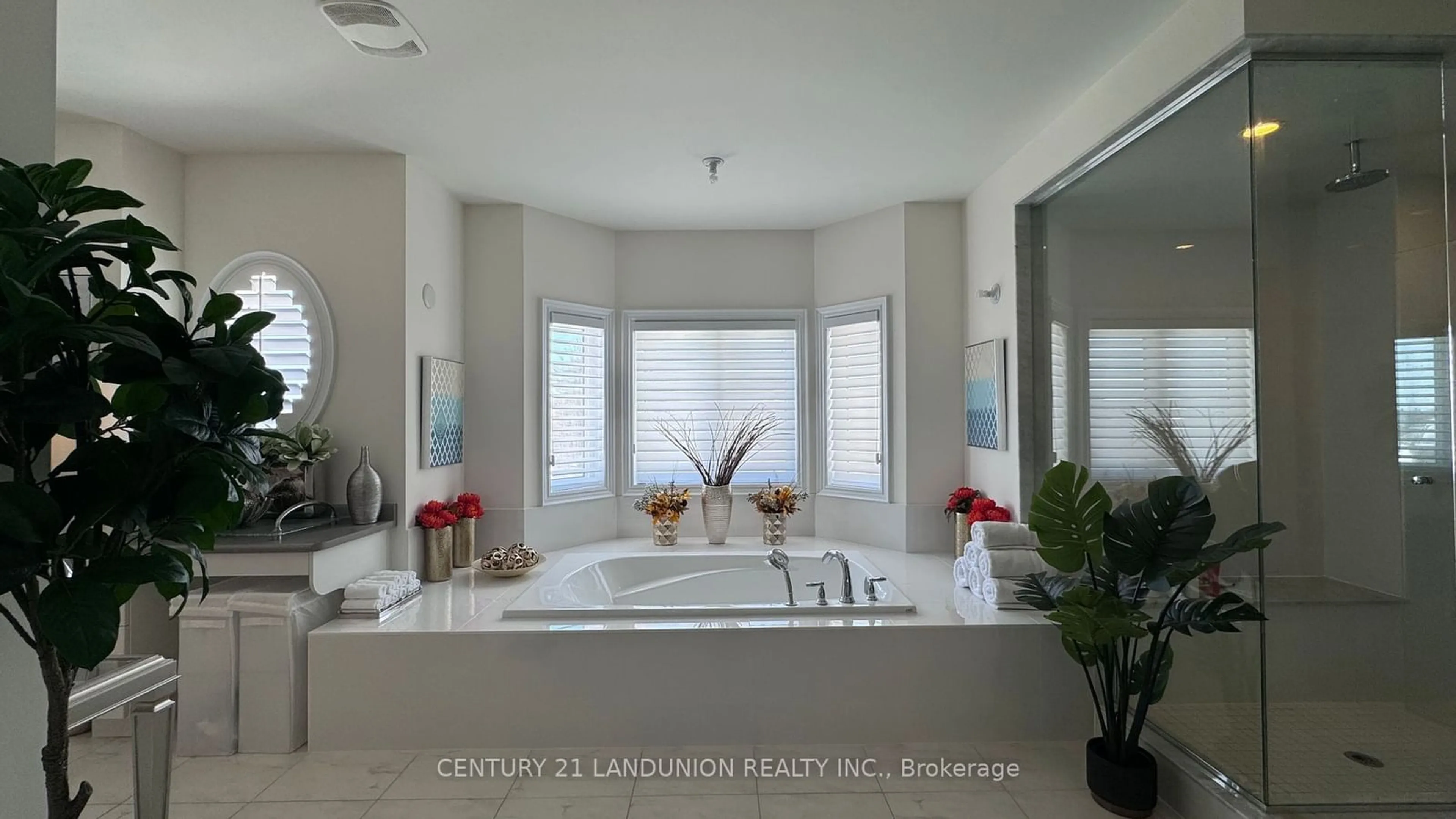 Contemporary bathroom, ceramic floors for 23 Finesse Crt, Richmond Hill Ontario L4E 0W7