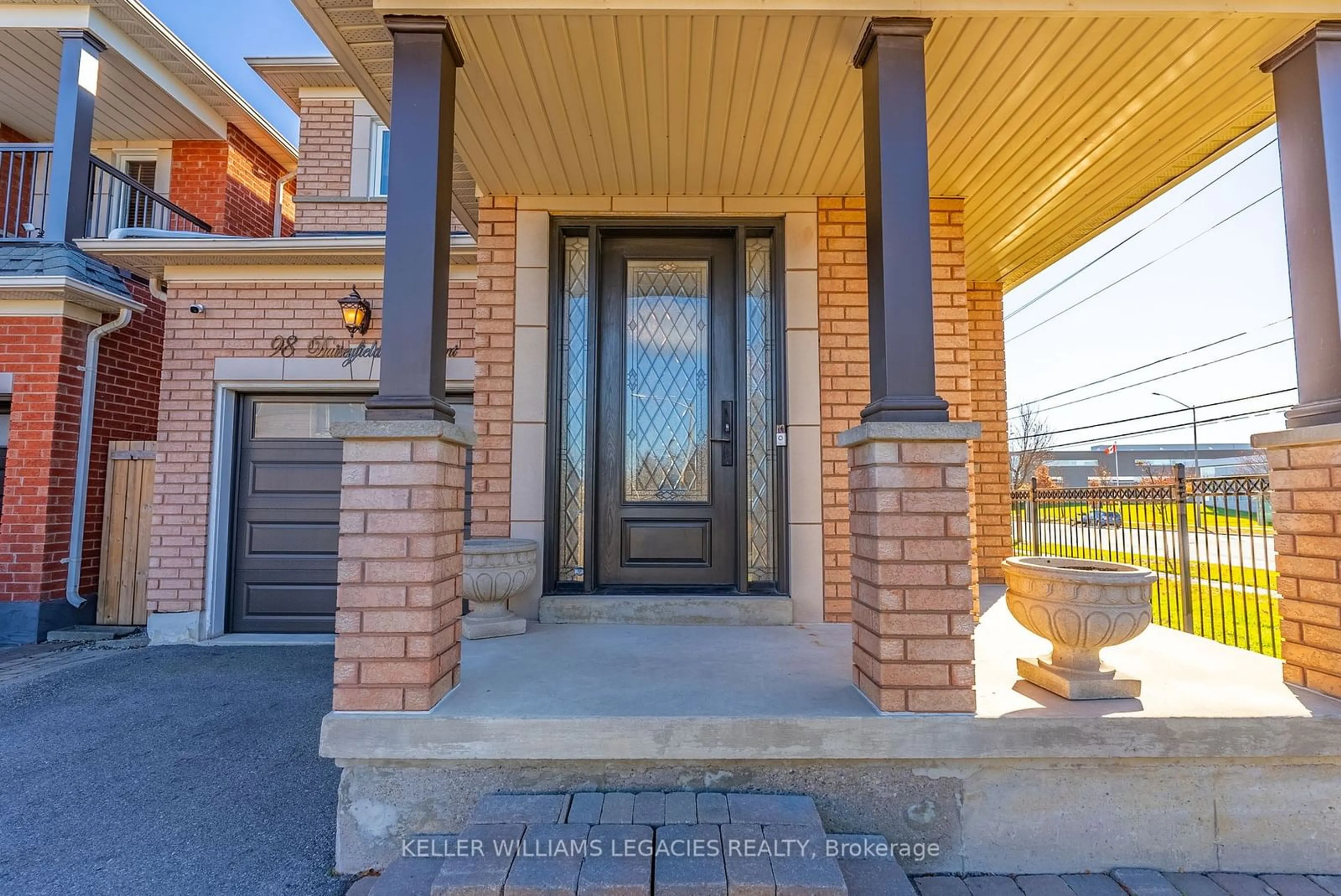 Indoor entryway, wood floors for 98 Daiseyfield Cres, Vaughan Ontario L4H 2T7