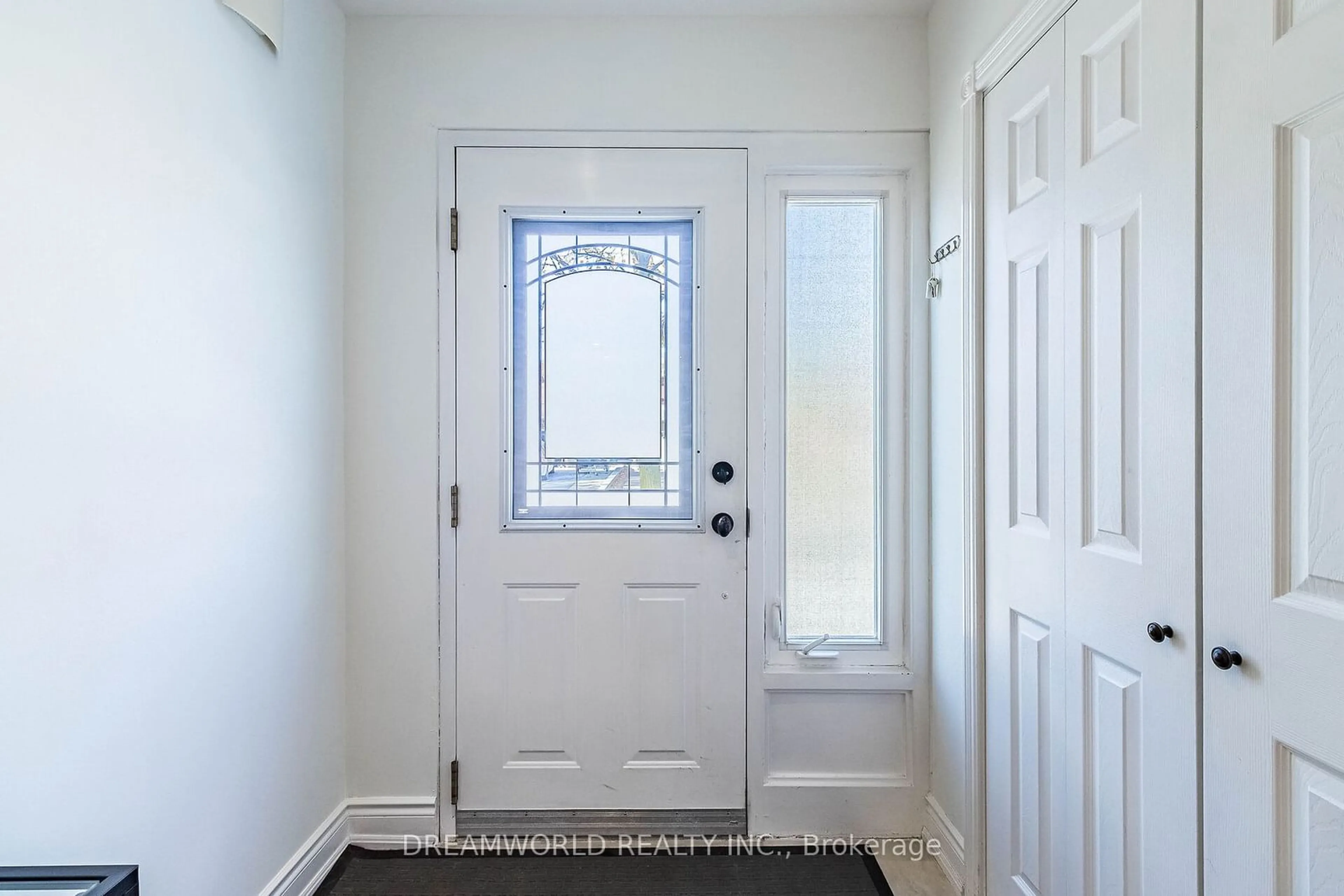 Indoor entryway, wood floors for 21 Irish Moss Crt, Vaughan Ontario L4L 4C9