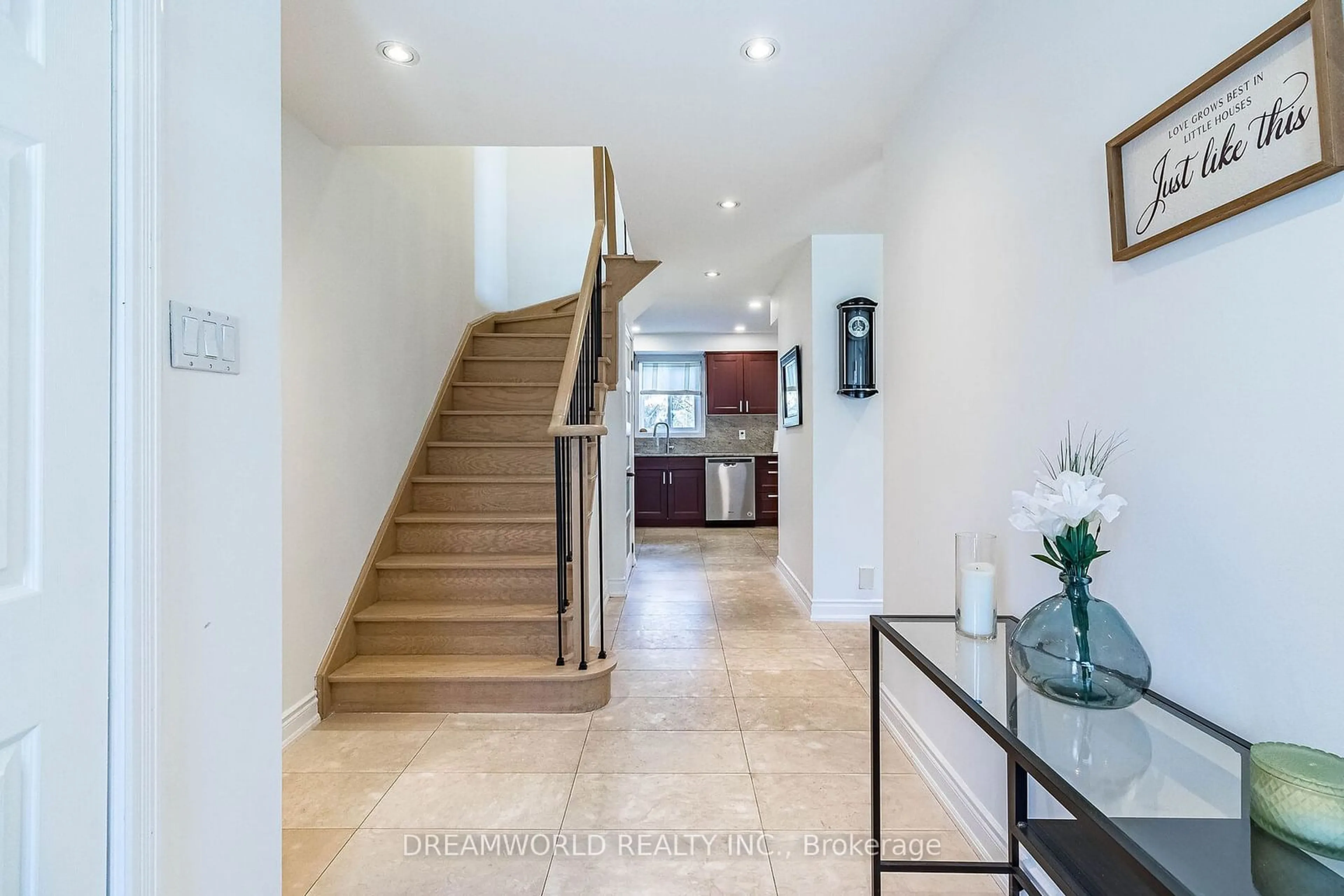 Indoor foyer, wood floors for 21 Irish Moss Crt, Vaughan Ontario L4L 4C9