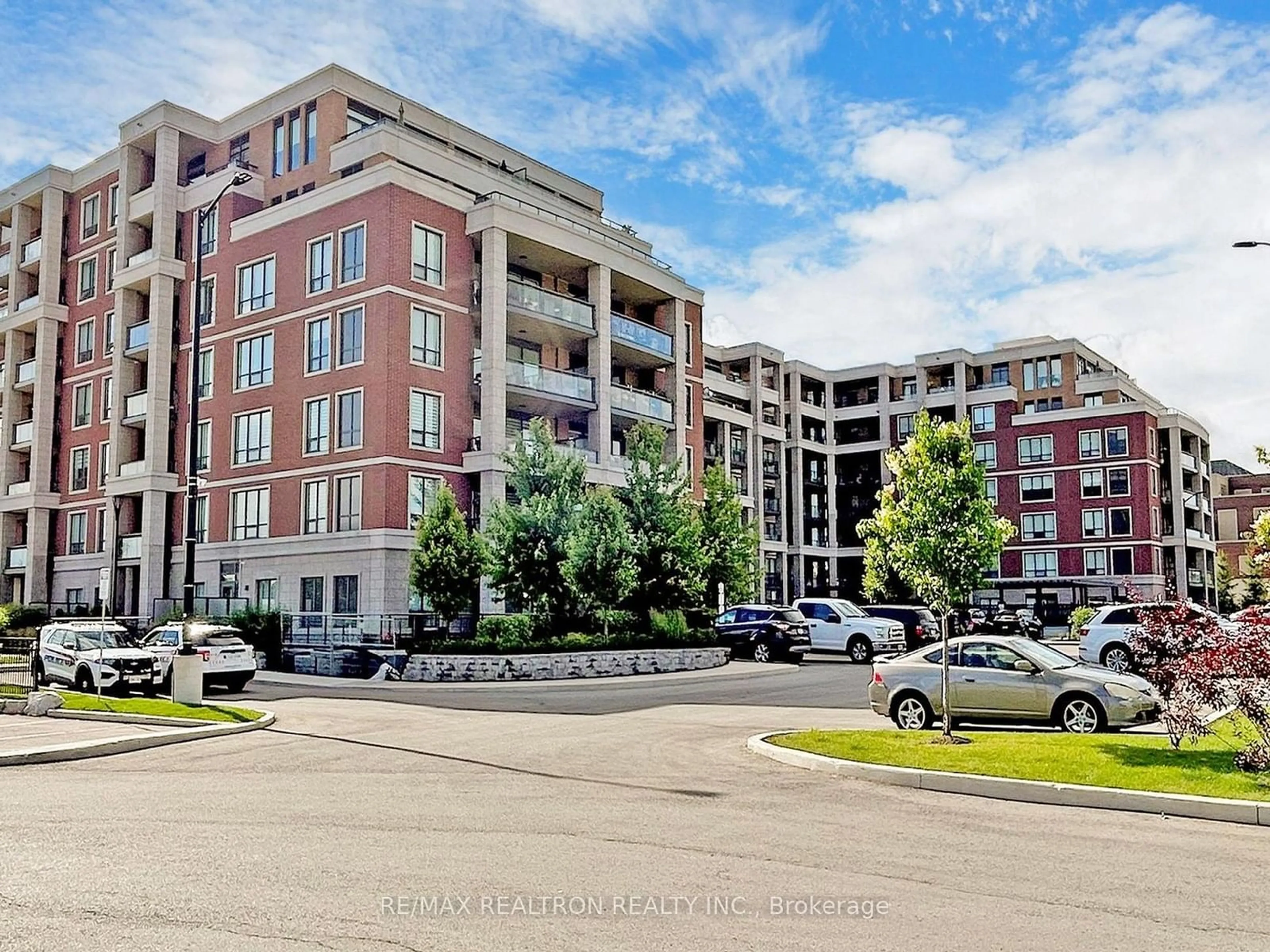 A pic from exterior of the house or condo, the street view for 25 Baker Hill Blvd #112, Whitchurch-Stouffville Ontario L4A 4R5