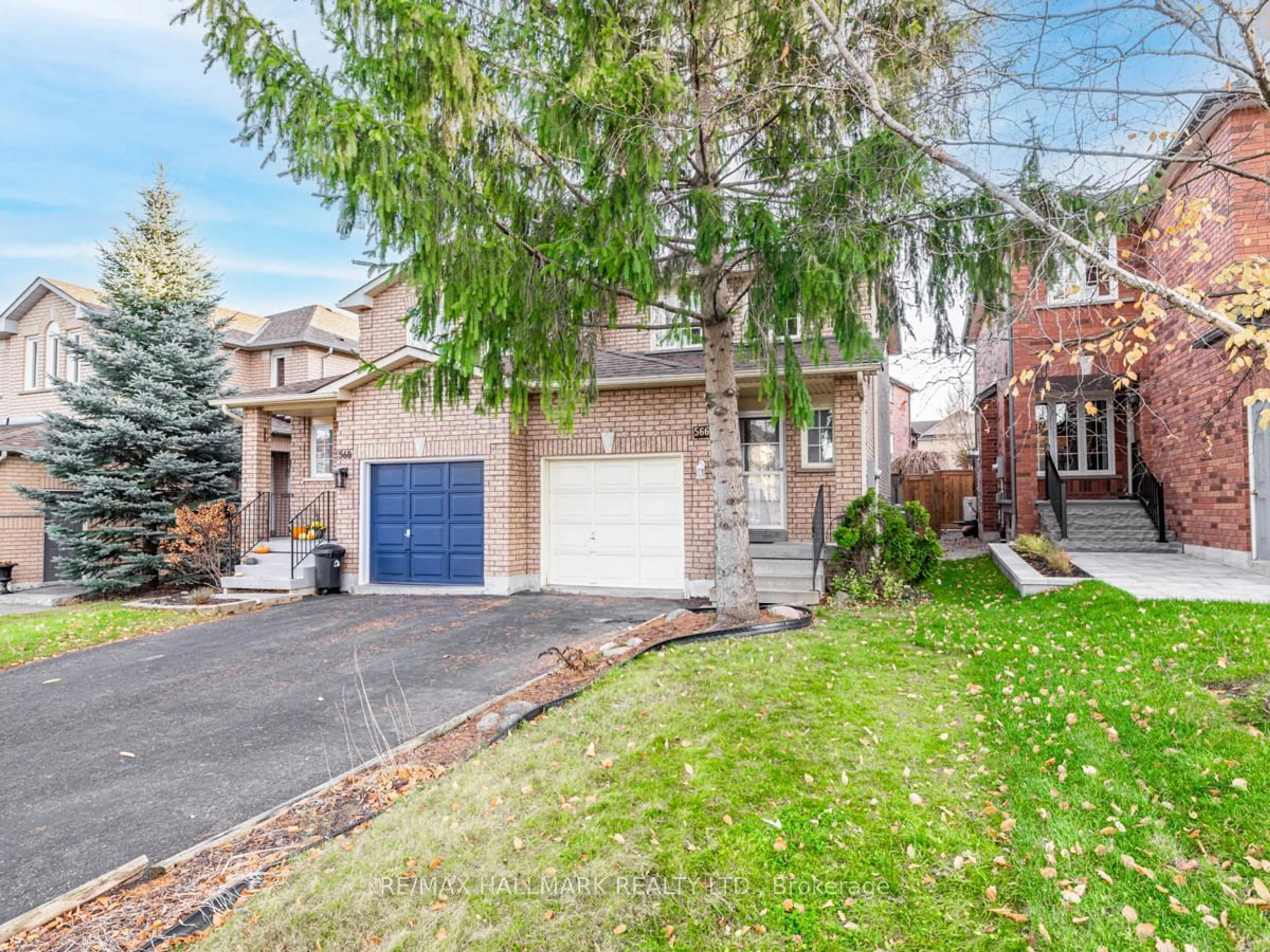 Frontside or backside of a home, the street view for 566 Walpole Cres, Newmarket Ontario L3X 2B4