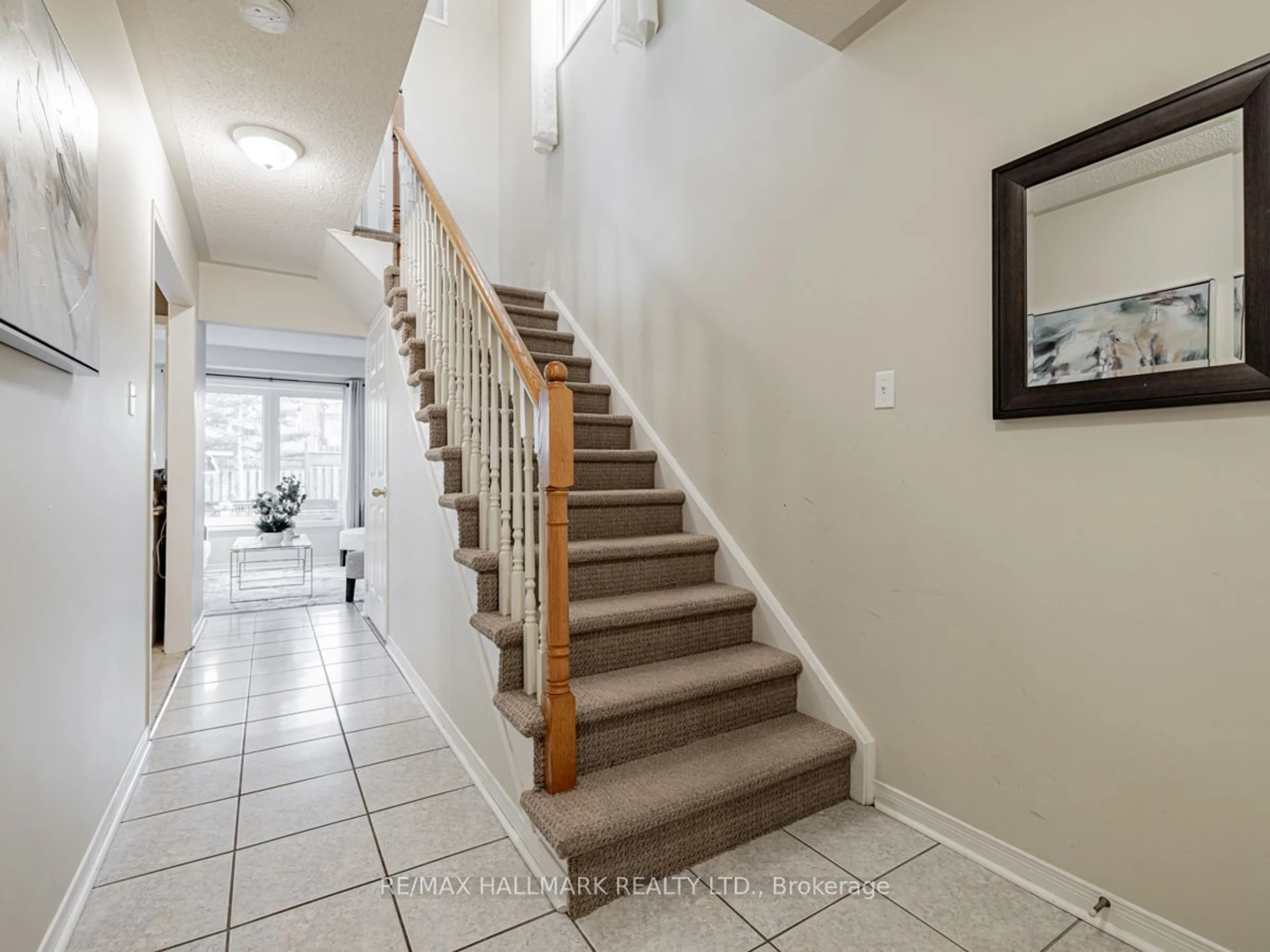 Indoor foyer, wood floors for 566 Walpole Cres, Newmarket Ontario L3X 2B4