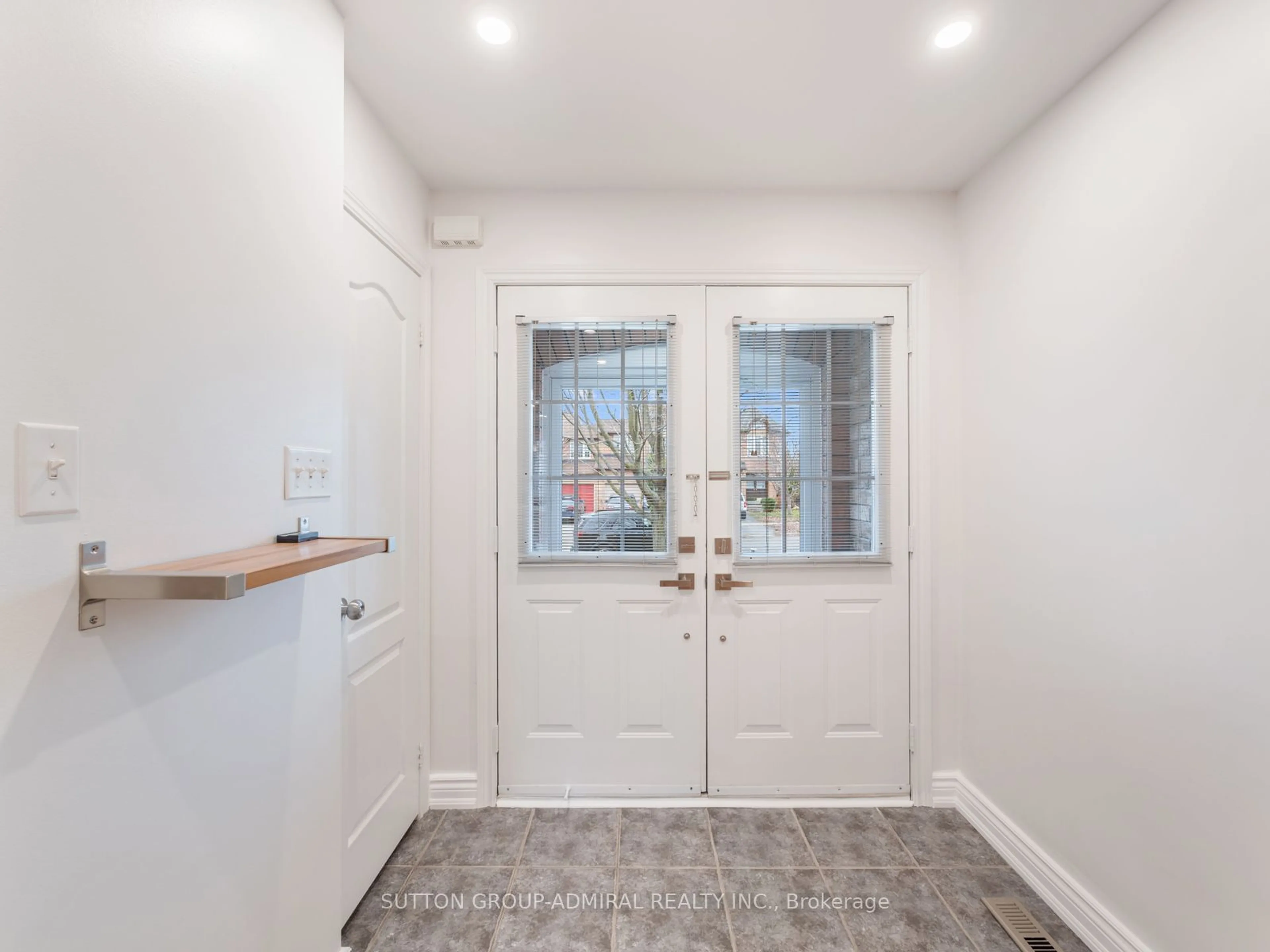 Indoor entryway, wood floors for 27 Bloomgate Cres, Richmond Hill Ontario L4E 4E3