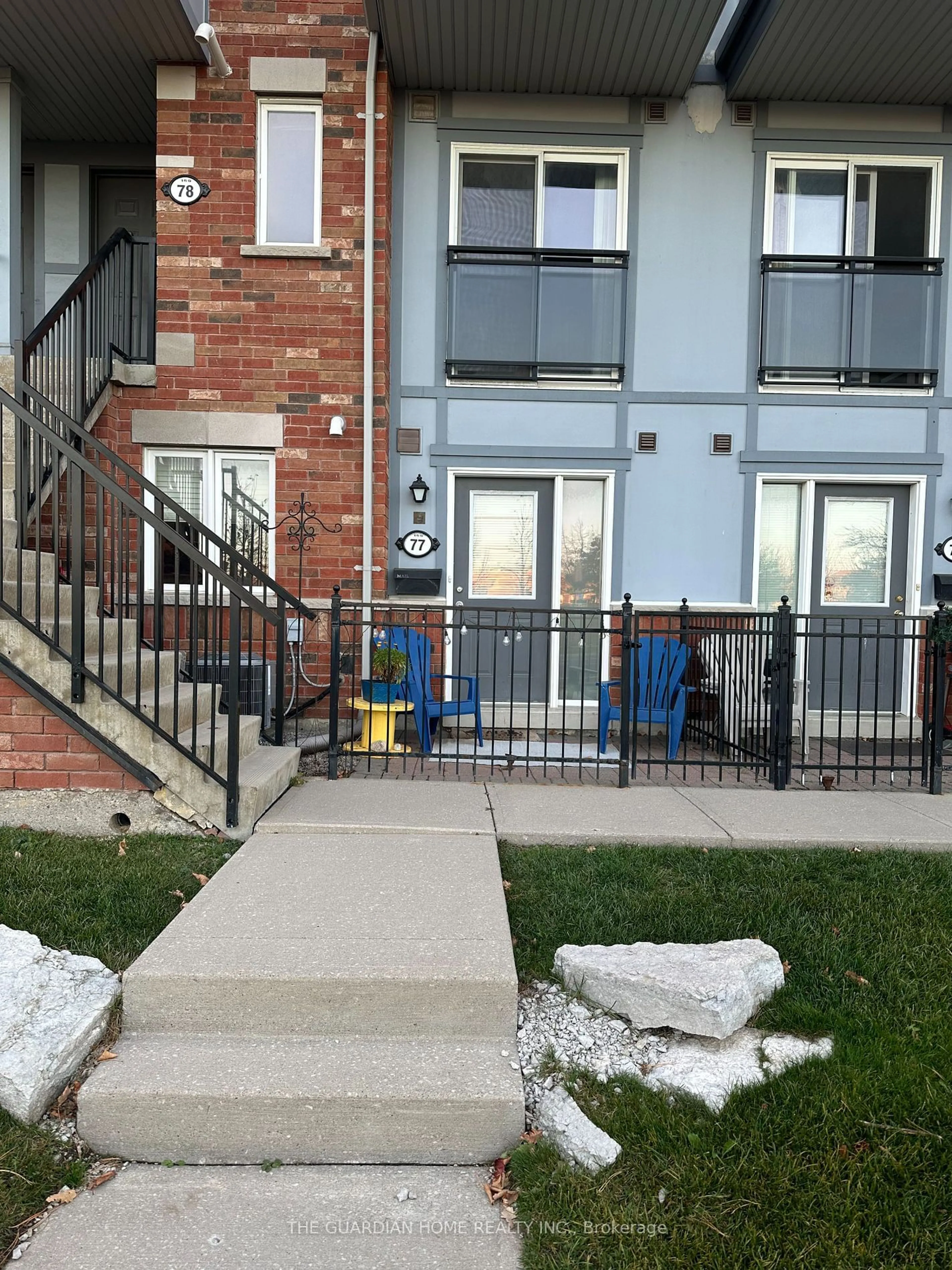 A pic from exterior of the house or condo, the fenced backyard for 160 Chancery Rd #77, Markham Ontario L6E 0B9