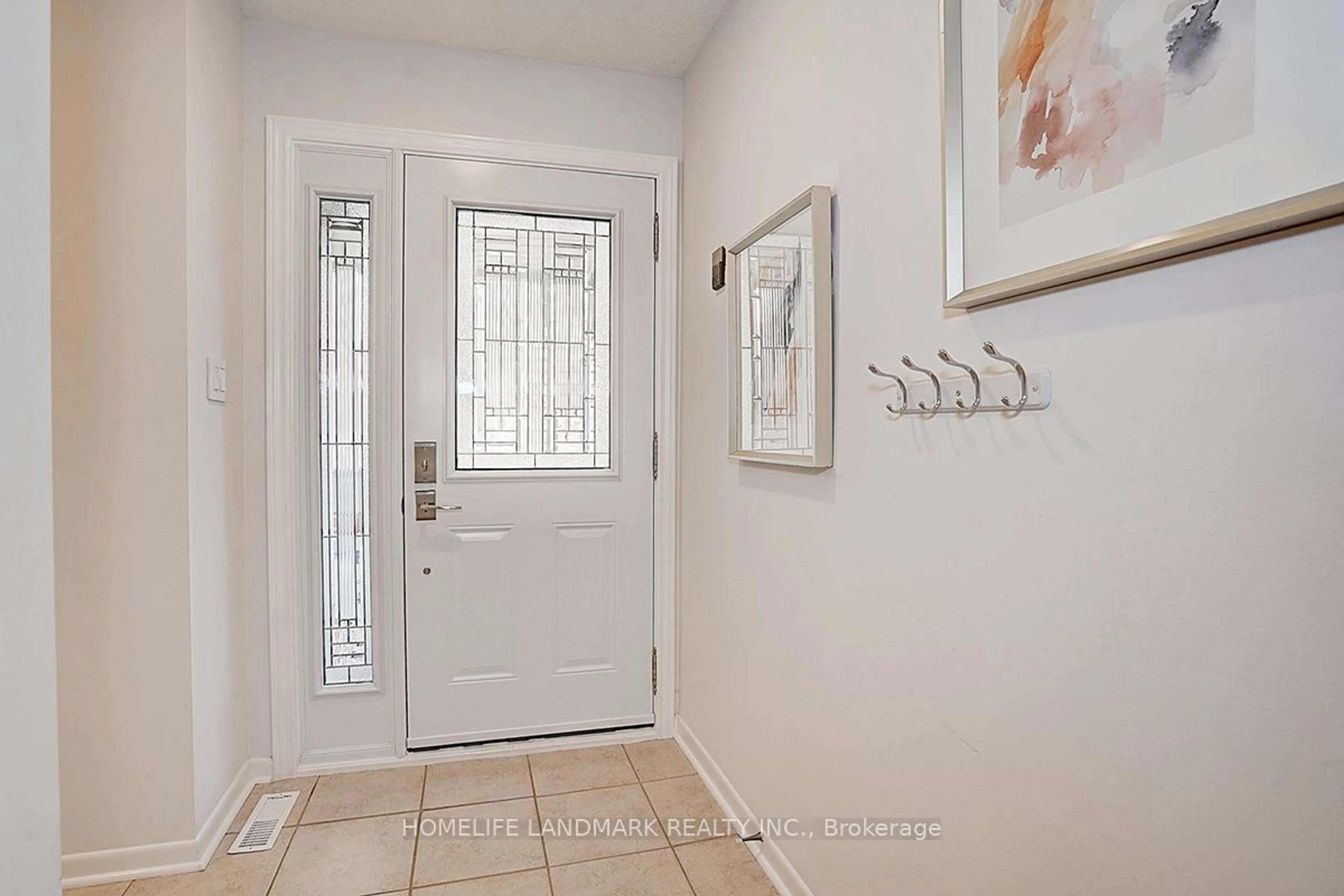 Indoor entryway, wood floors for 77 Greenbelt Cres, Richmond Hill Ontario L4C 5S1