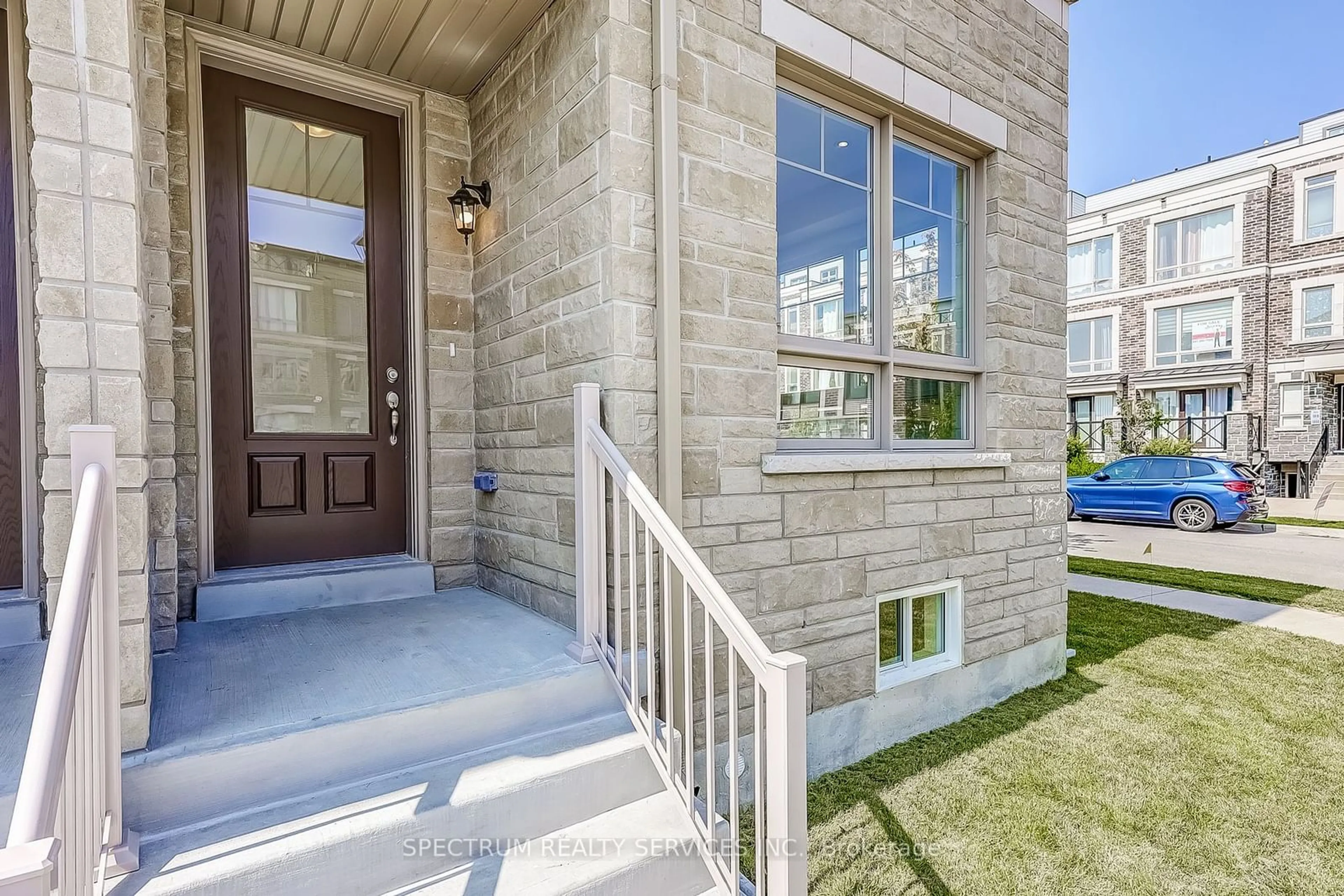 Indoor entryway, cement floor for 40 Lindcrest Manr, Markham Ontario