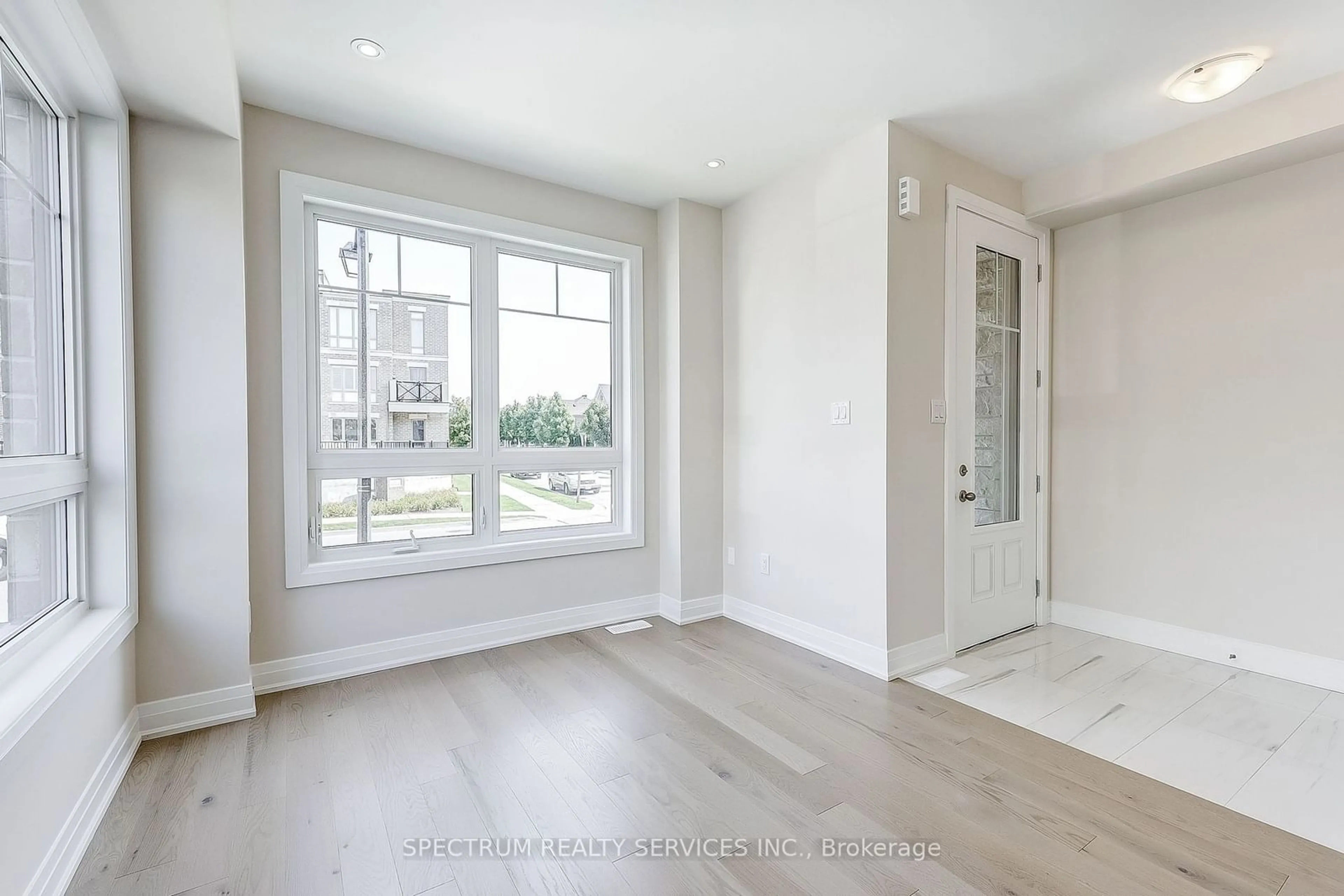 Indoor entryway, wood floors for 40 Lindcrest Manr, Markham Ontario