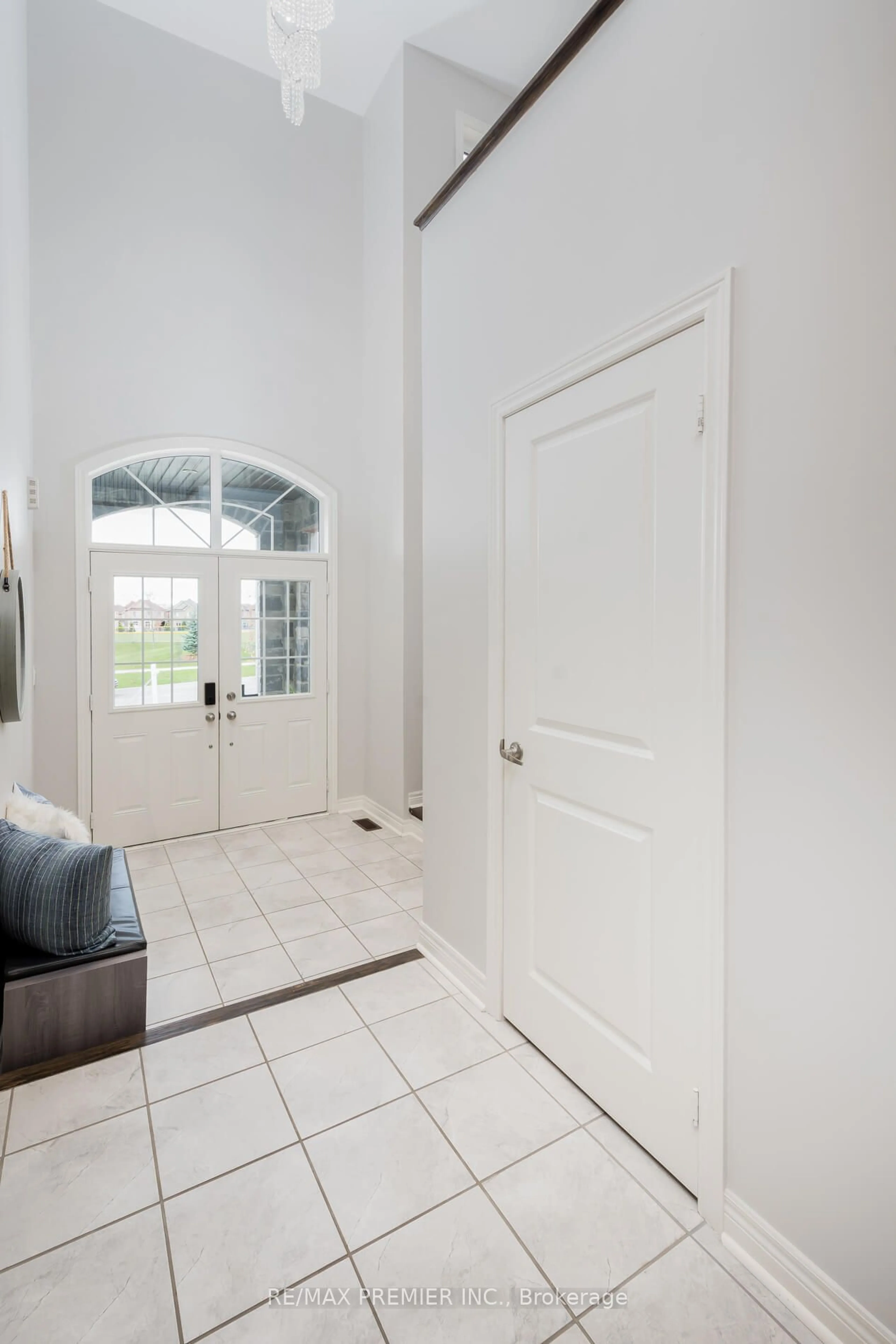 Indoor entryway, wood floors for 126 Barrow Ave, Bradford West Gwillimbury Ontario L3Z 0X3