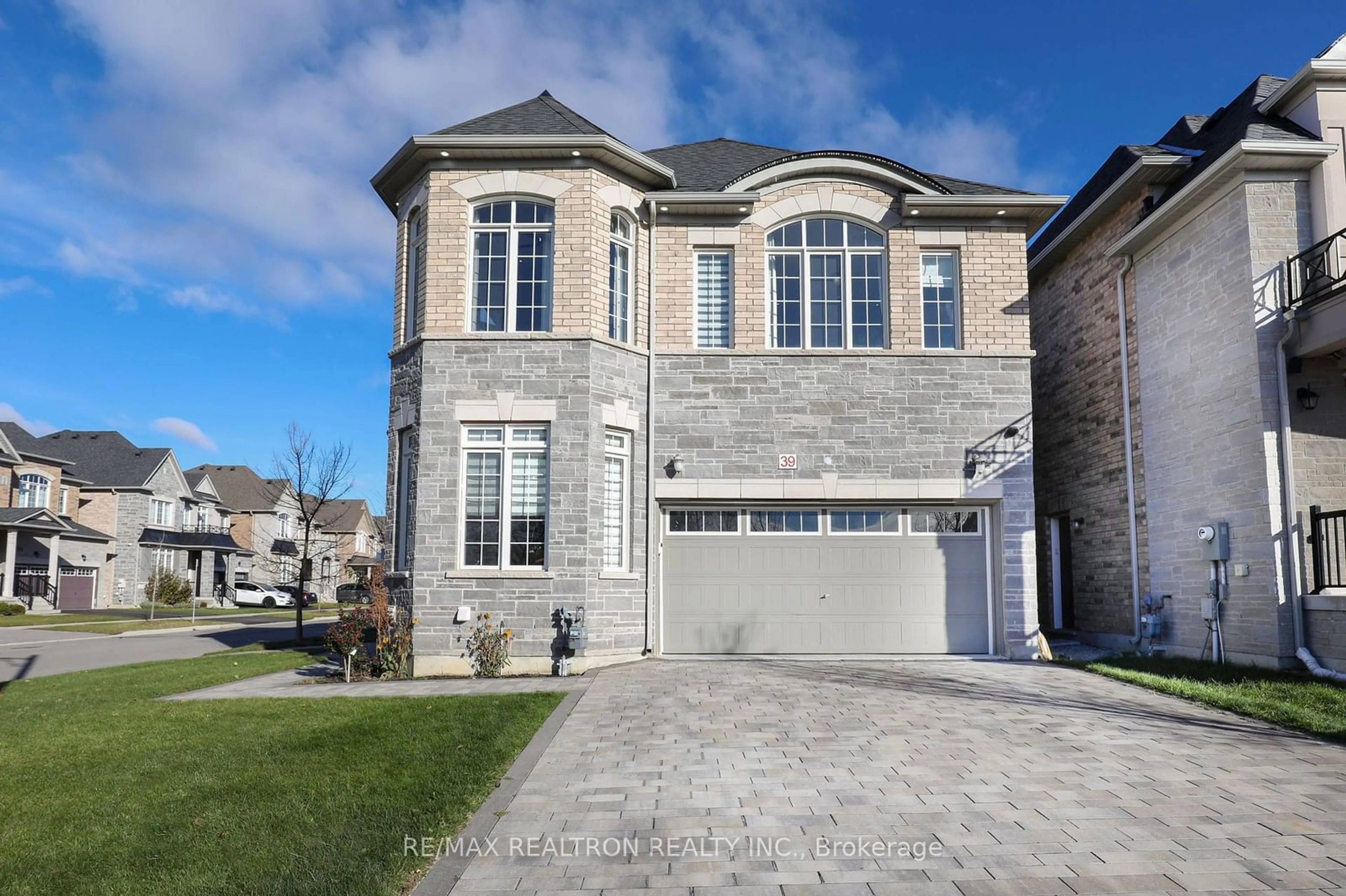 Home with brick exterior material for 39 Joseph Hartman Cres, Aurora Ontario L4G 1C9