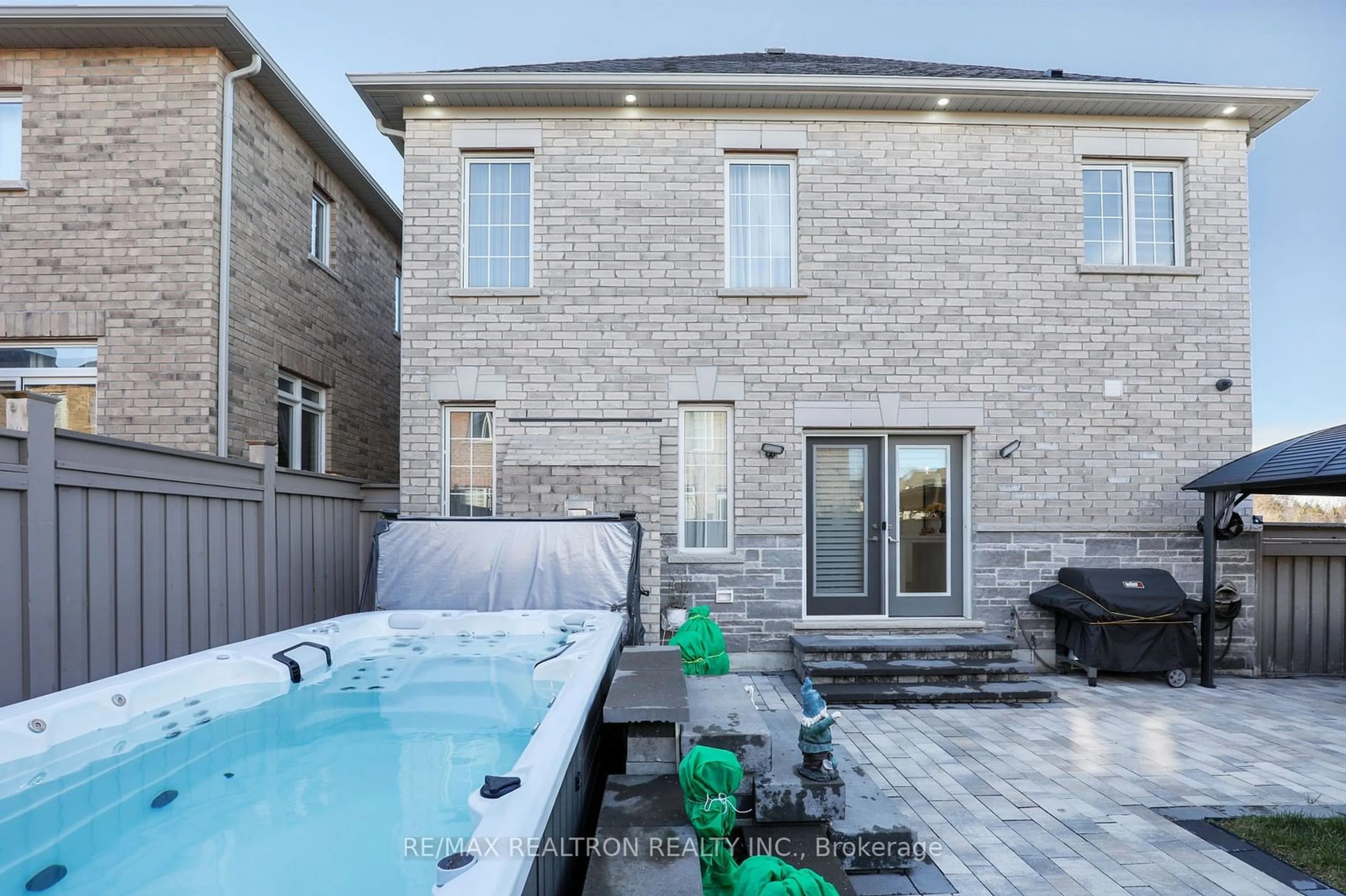 Indoor or outdoor pool for 39 Joseph Hartman Cres, Aurora Ontario L4G 1C9