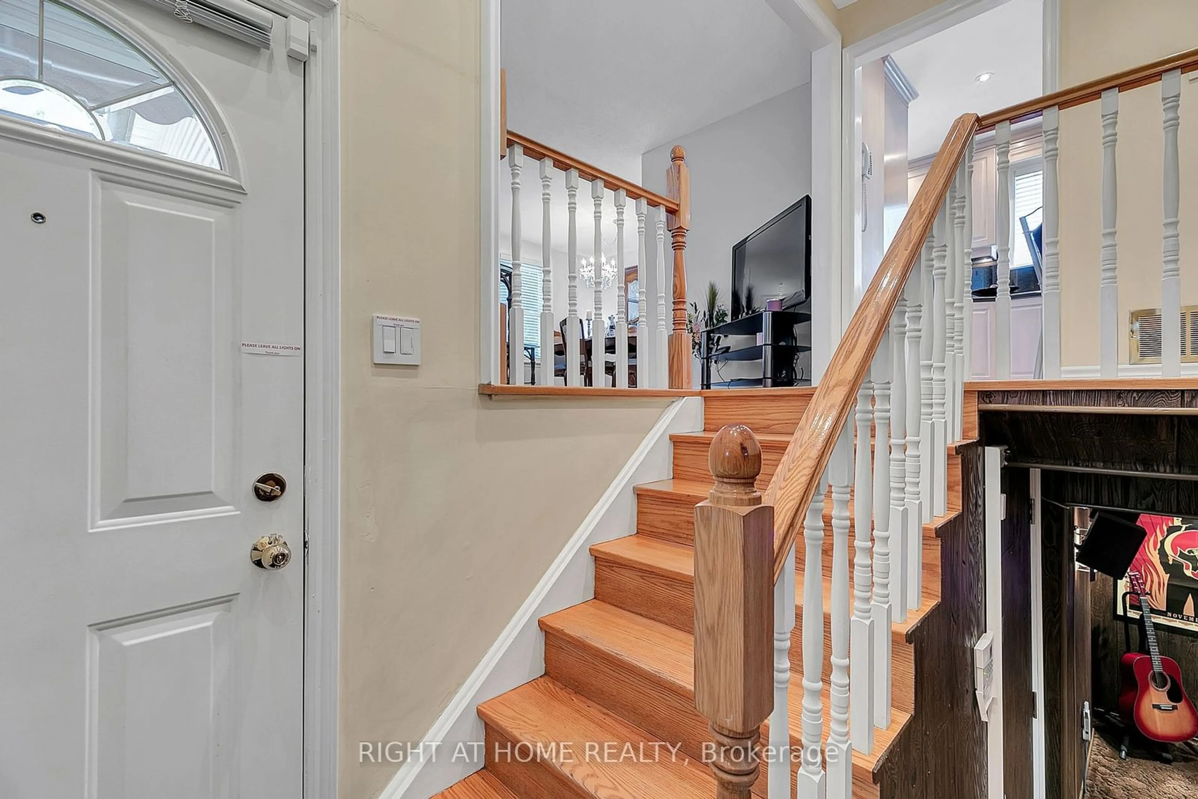 Indoor entryway, wood floors for 168 Springhead Gdns, Richmond Hill Ontario L4C 5C6