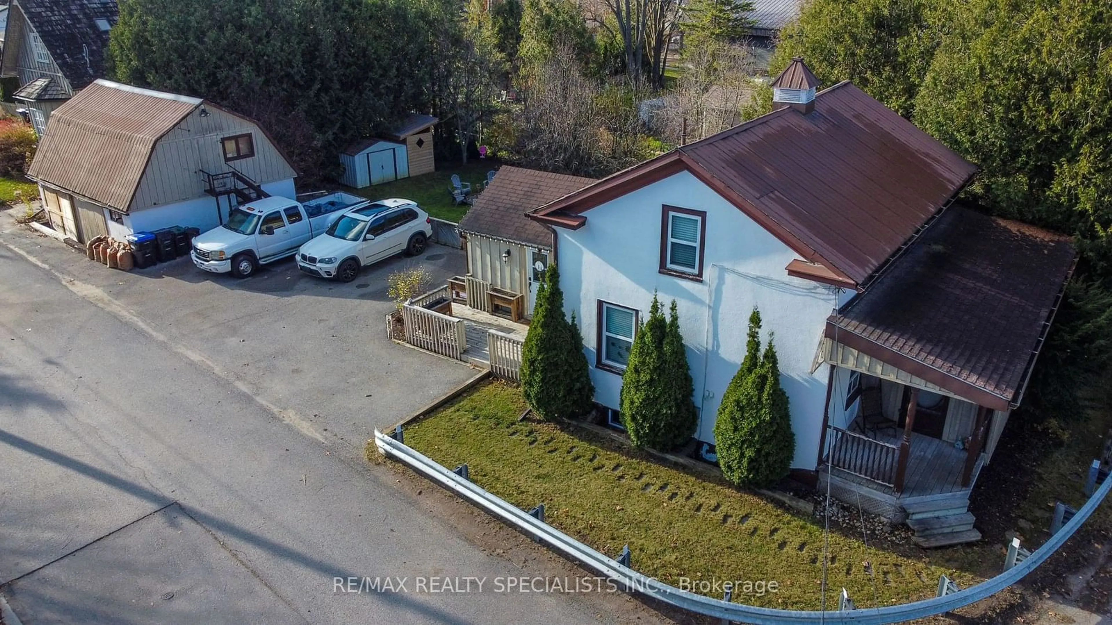 A pic from exterior of the house or condo, the street view for 5 East John St, Innisfil Ontario L0L 1L0