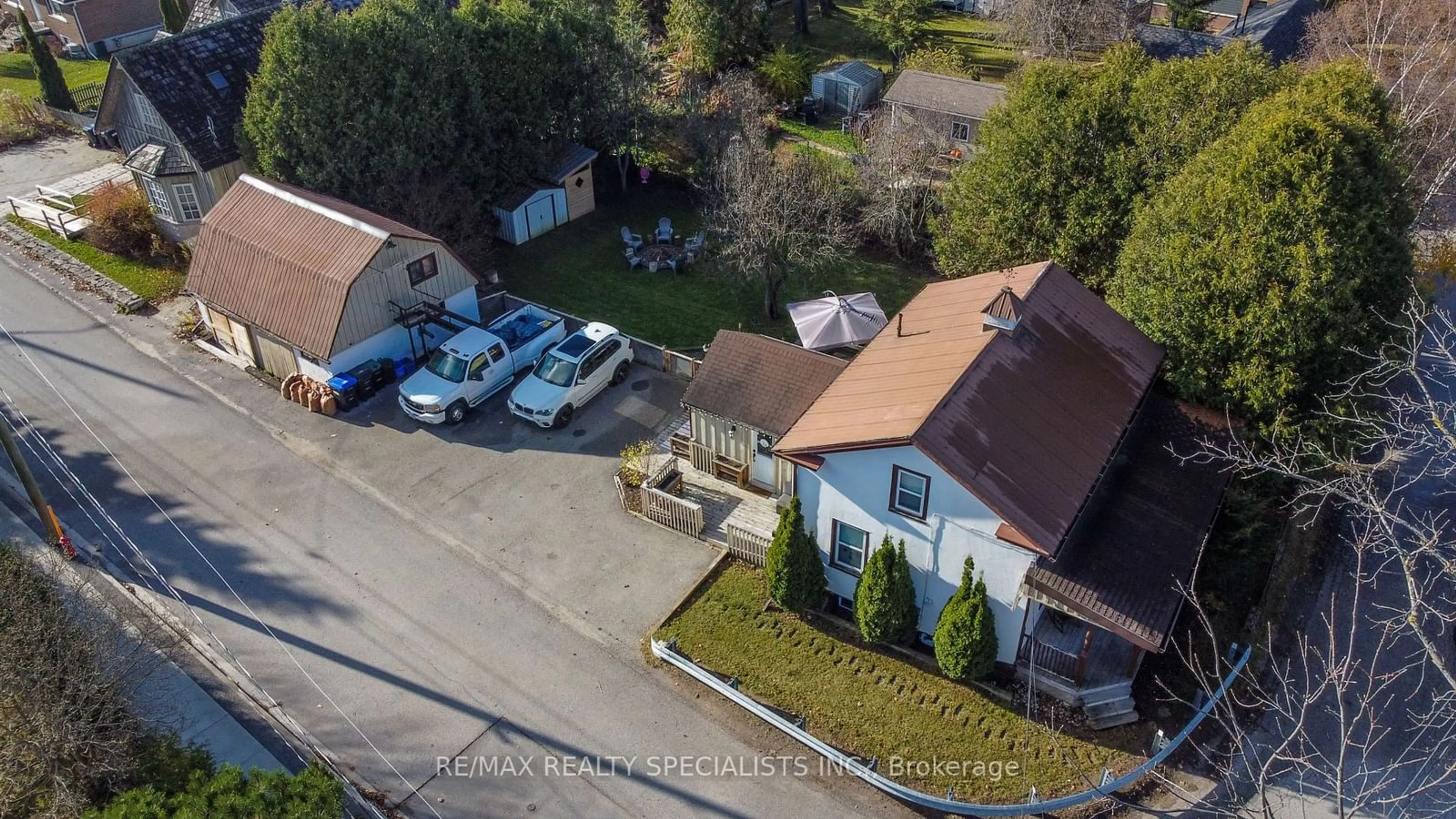 Frontside or backside of a home, the street view for 5 East John St, Innisfil Ontario L0L 1L0