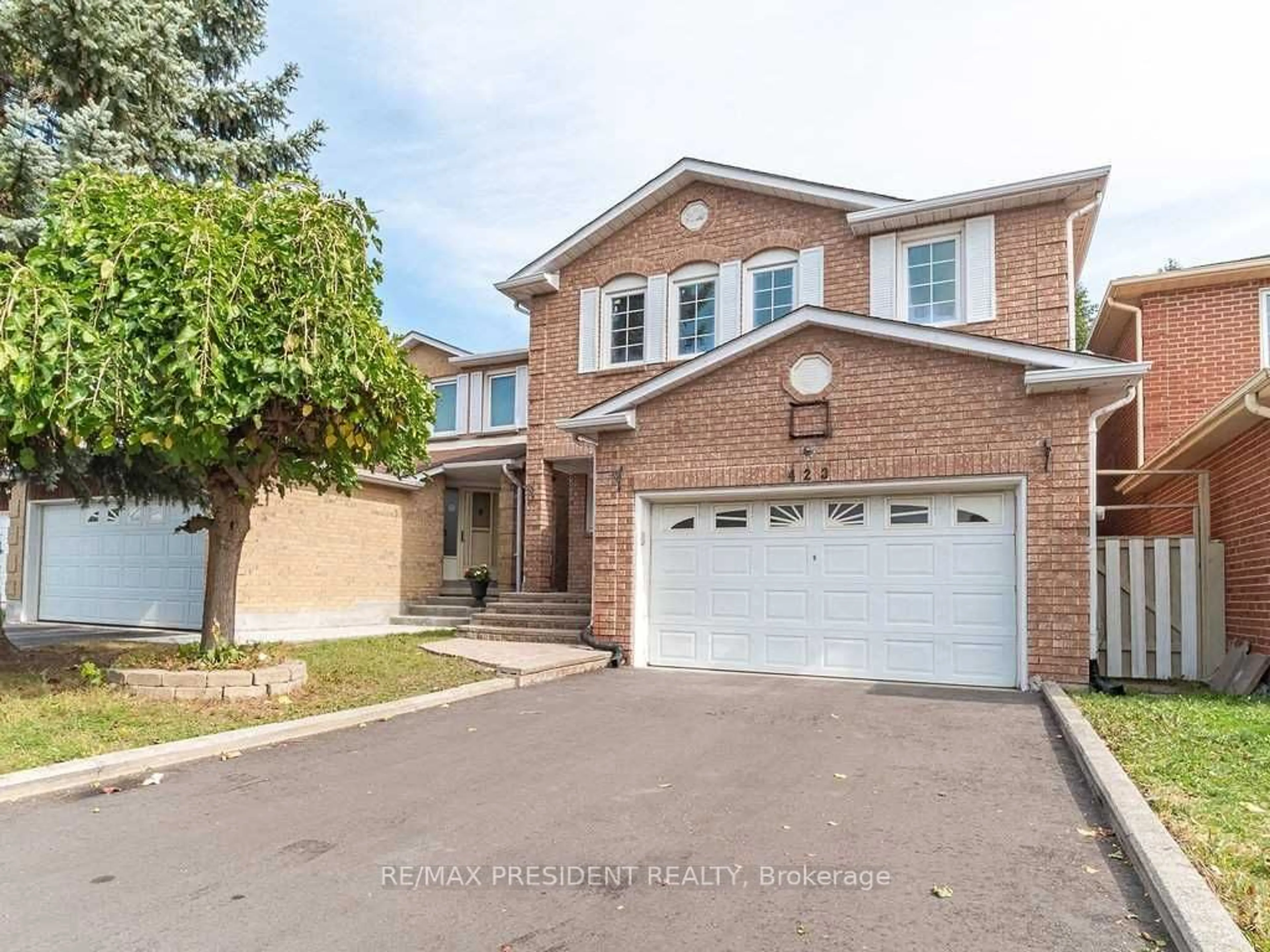 Frontside or backside of a home, the street view for 423 Brownridge Dr, Vaughan Ontario L4J 5Y6