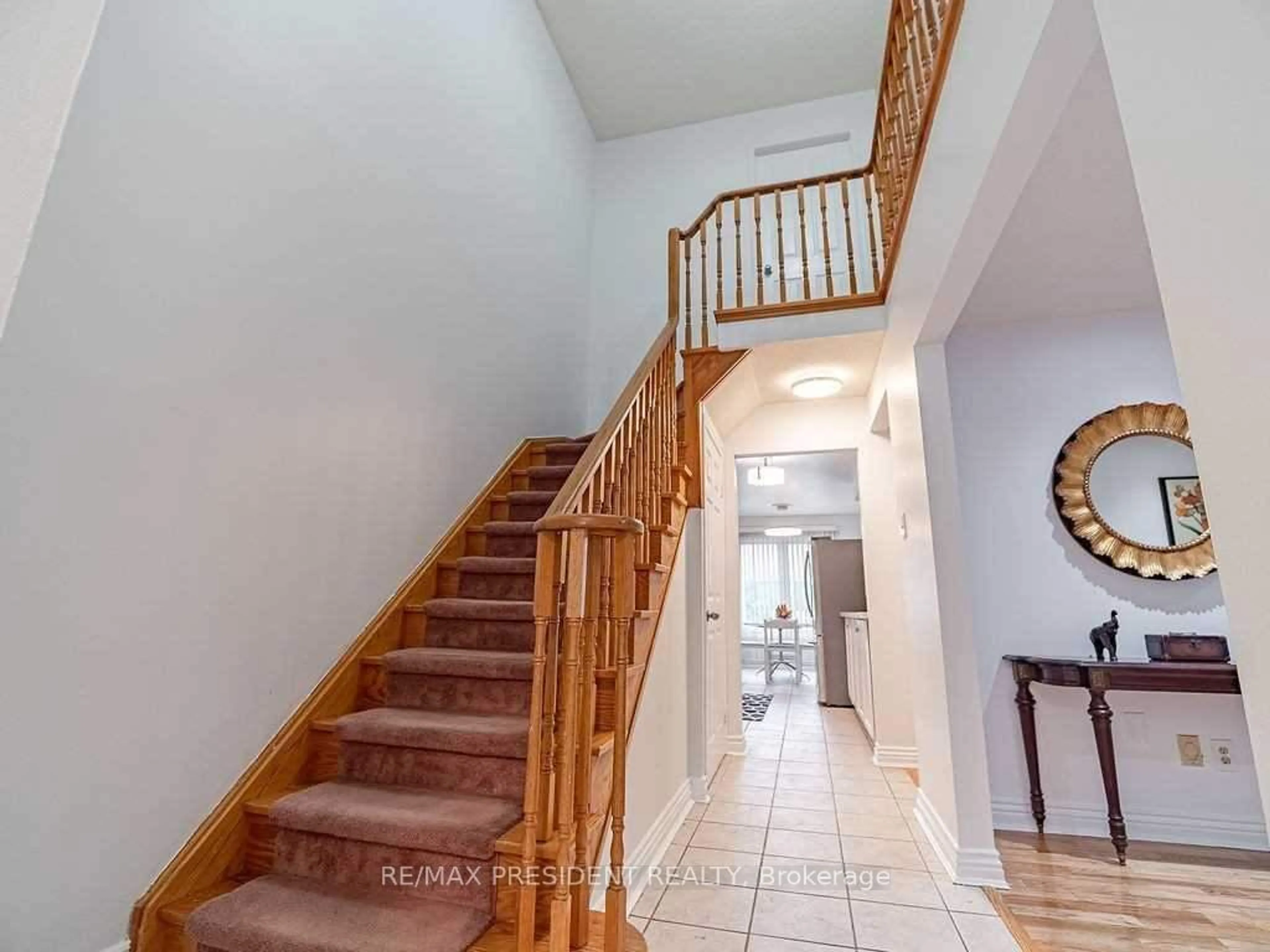 Indoor foyer, wood floors for 423 Brownridge Dr, Vaughan Ontario L4J 5Y6