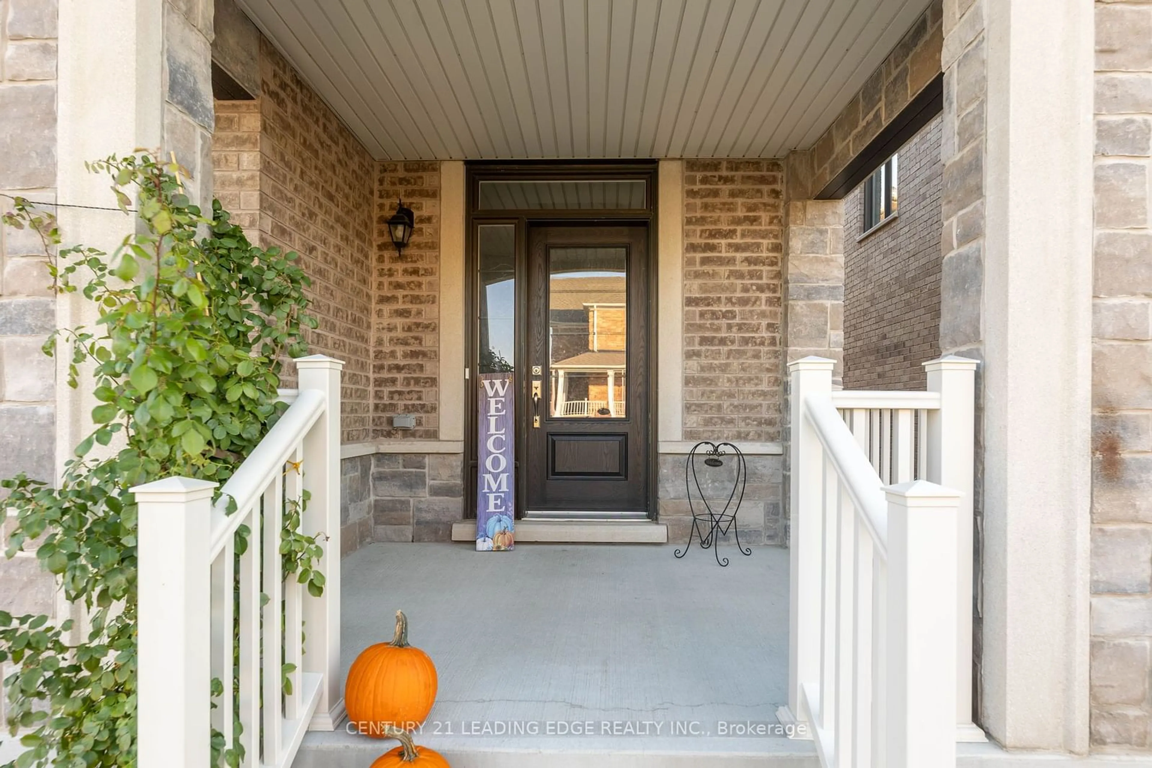 Indoor entryway, wood floors for 55 Bartram Cres, Bradford West Gwillimbury Ontario L4L 9E7