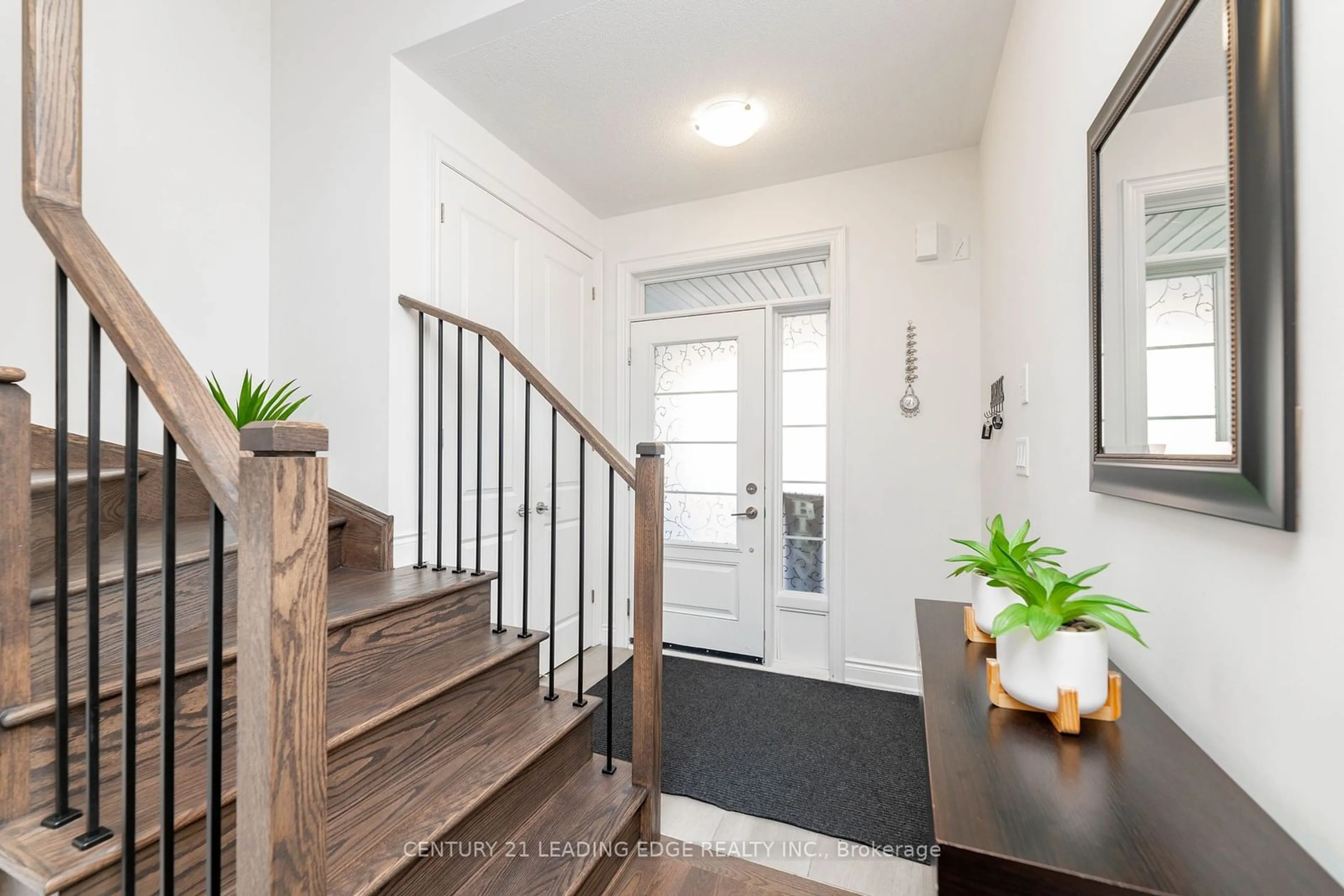 Indoor entryway, wood floors for 55 Bartram Cres, Bradford West Gwillimbury Ontario L4L 9E7