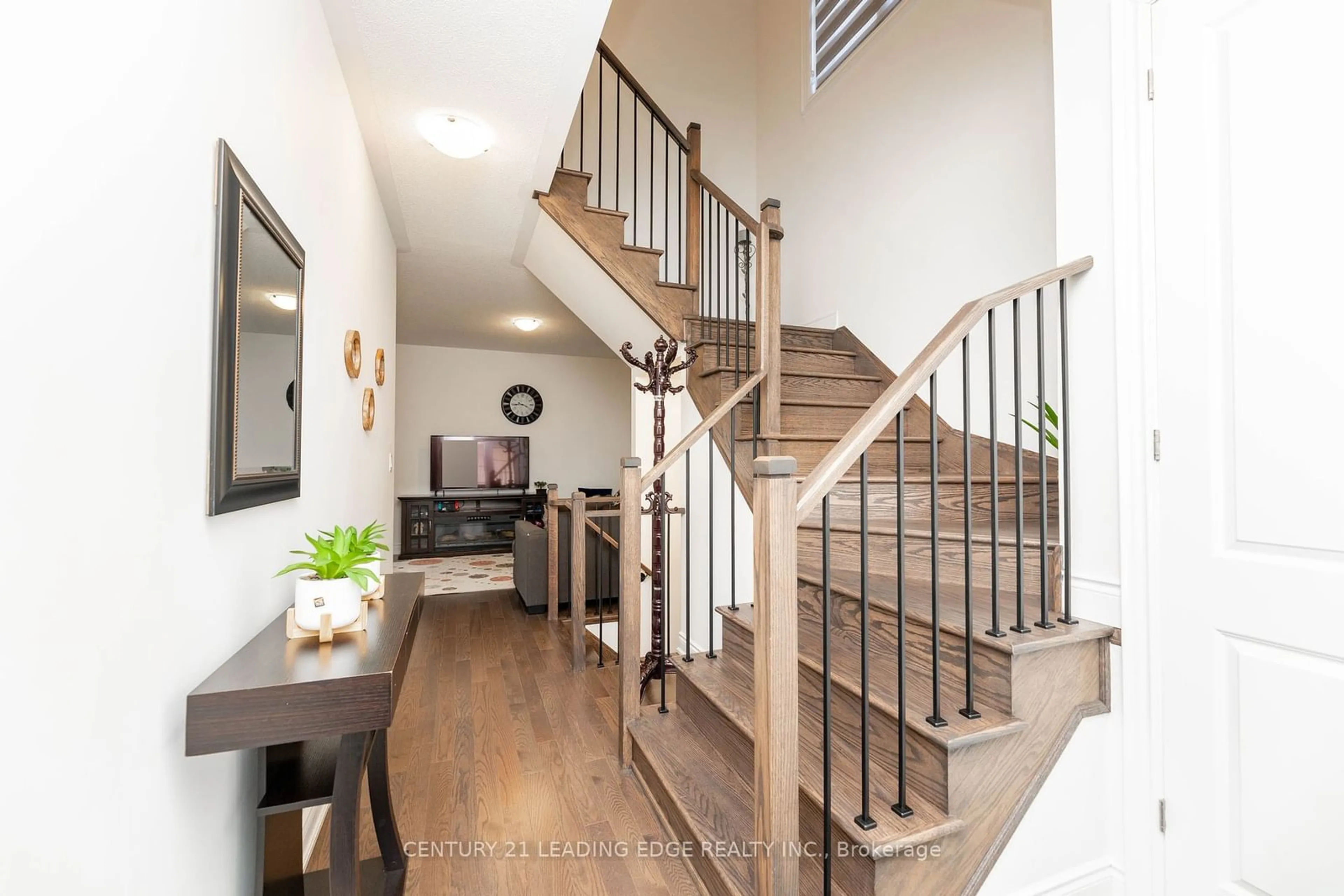 Indoor entryway, wood floors for 55 Bartram Cres, Bradford West Gwillimbury Ontario L4L 9E7