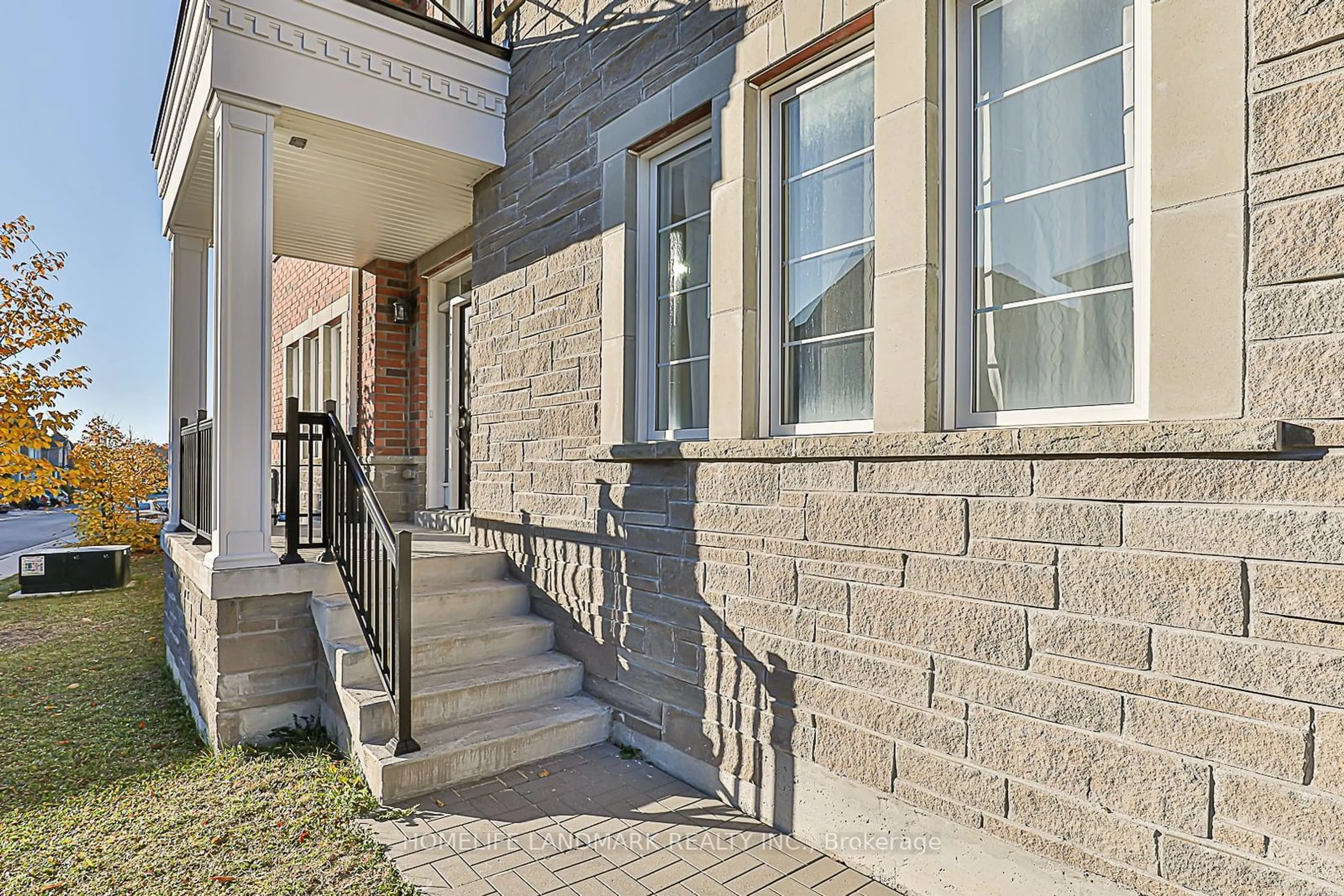 A pic from exterior of the house or condo, the street view for 35 Thornapple Lane, Richmond Hill Ontario L4E 1E7