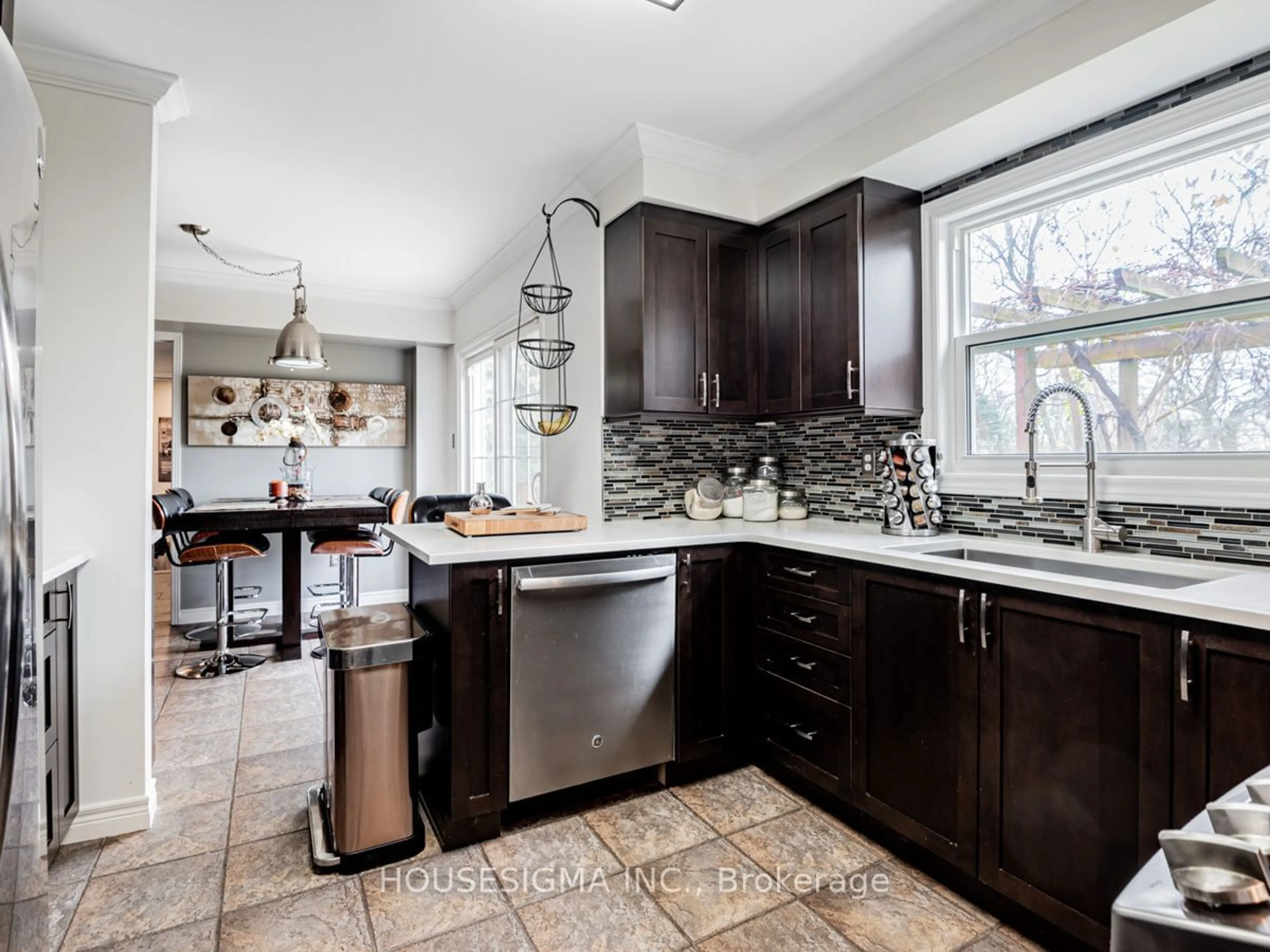 Open concept kitchen for 5 Marjorie Dr, Whitchurch-Stouffville Ontario L0H 1G0