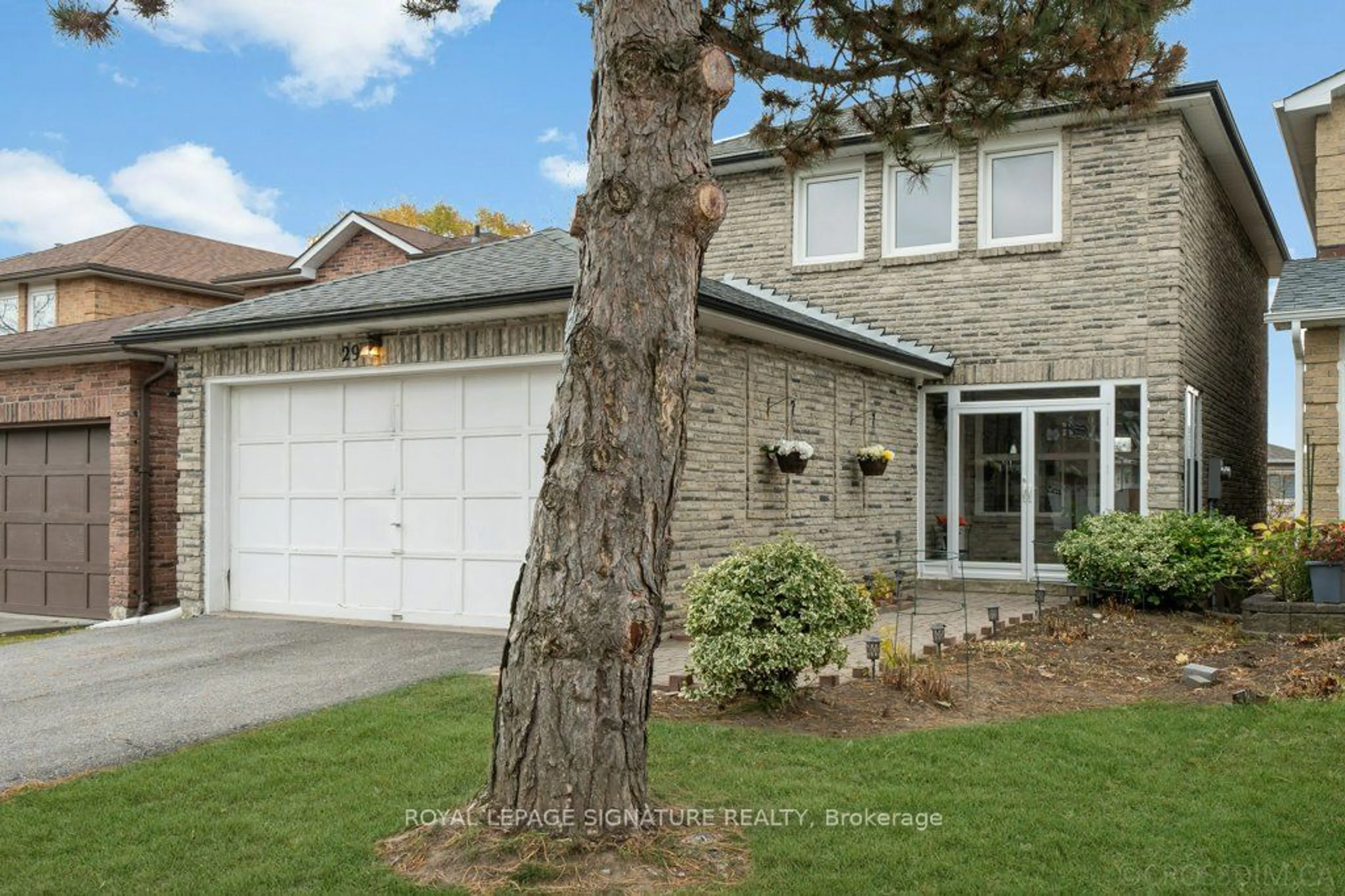 Frontside or backside of a home, the street view for 29 Don Head Village Blvd, Richmond Hill Ontario L4C 7M6