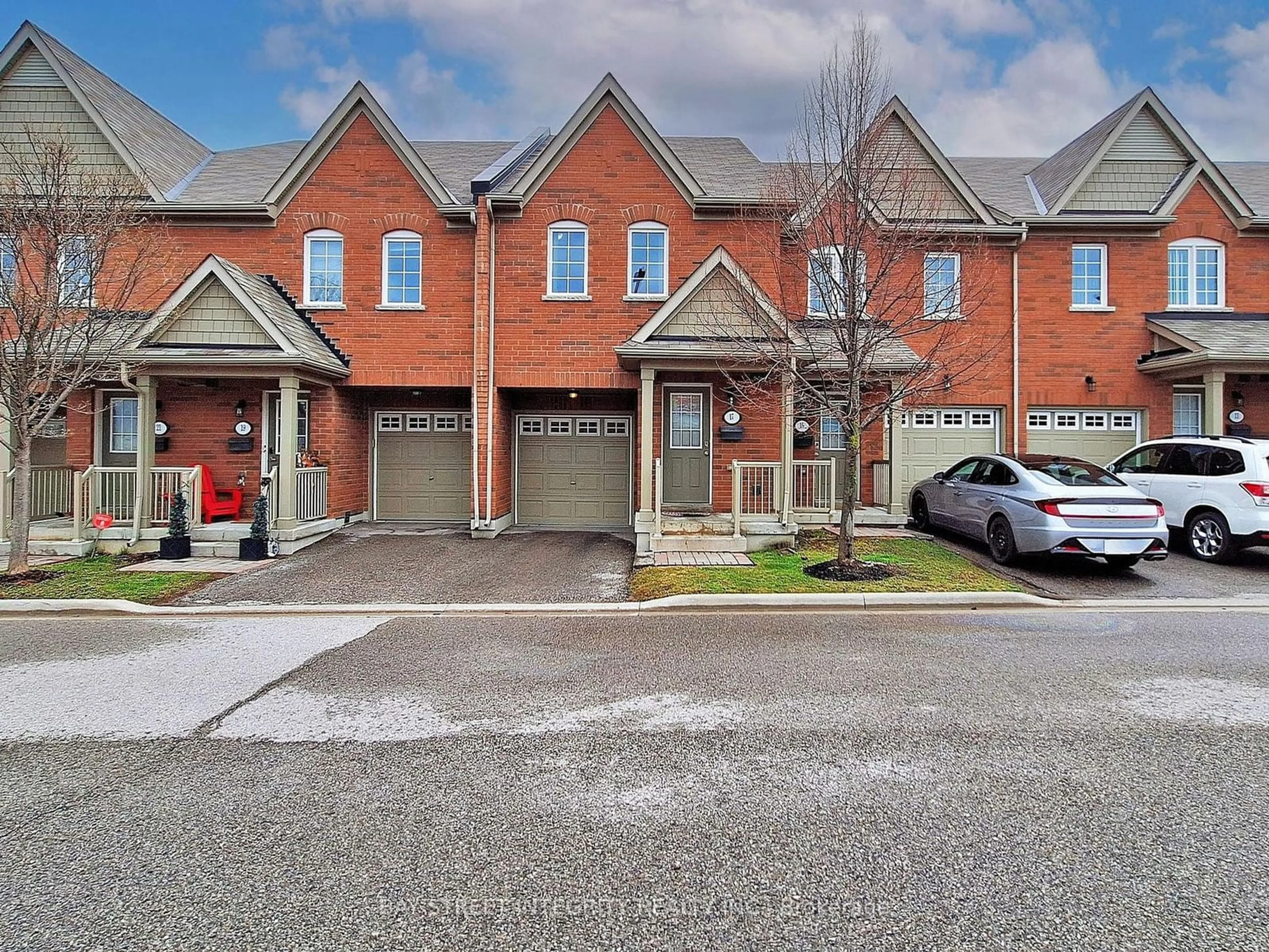 A pic from exterior of the house or condo, the street view for 17 Winn Pl, Aurora Ontario L4G 0S2