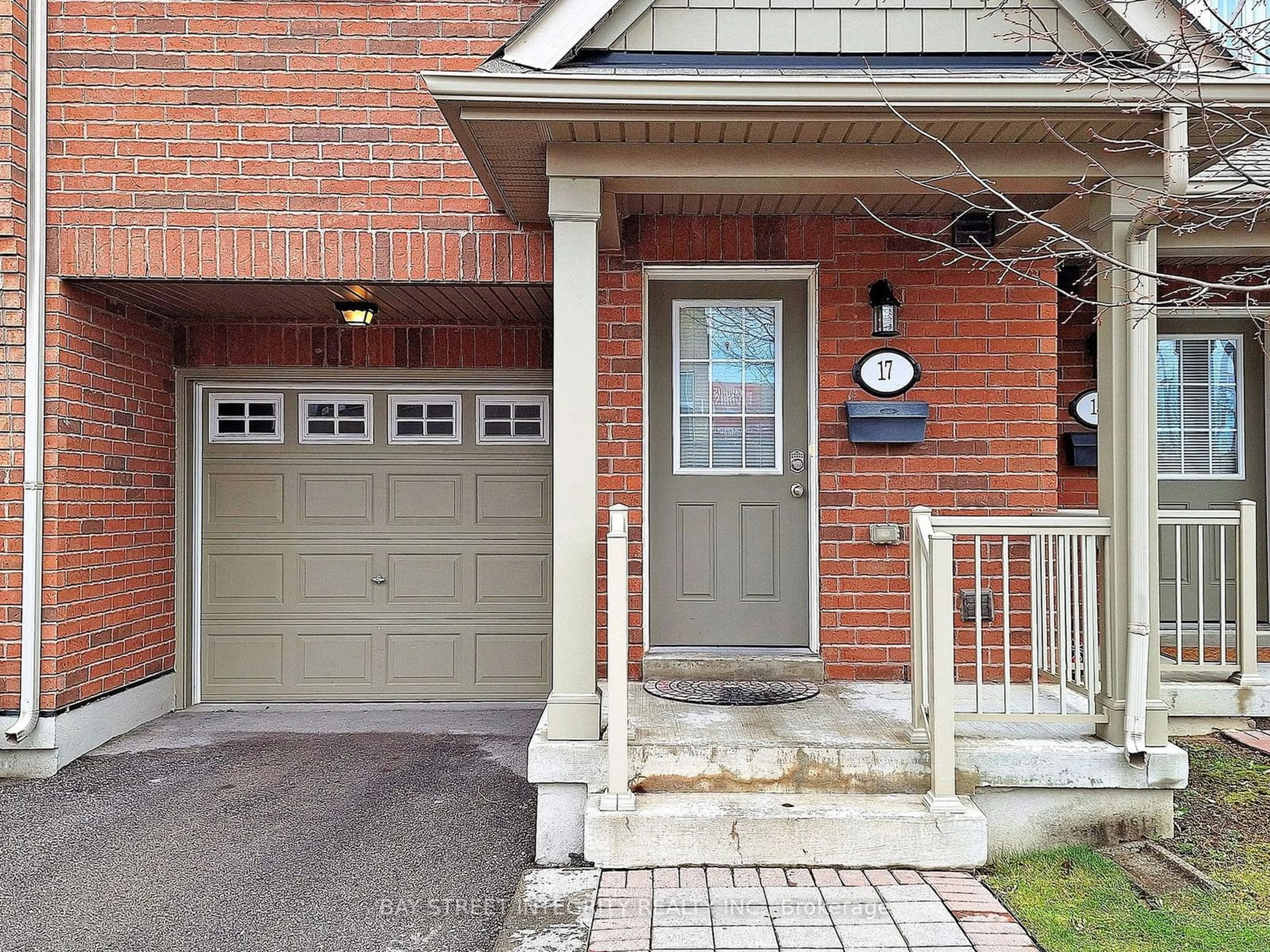 Home with brick exterior material for 17 Winn Pl, Aurora Ontario L4G 0S2