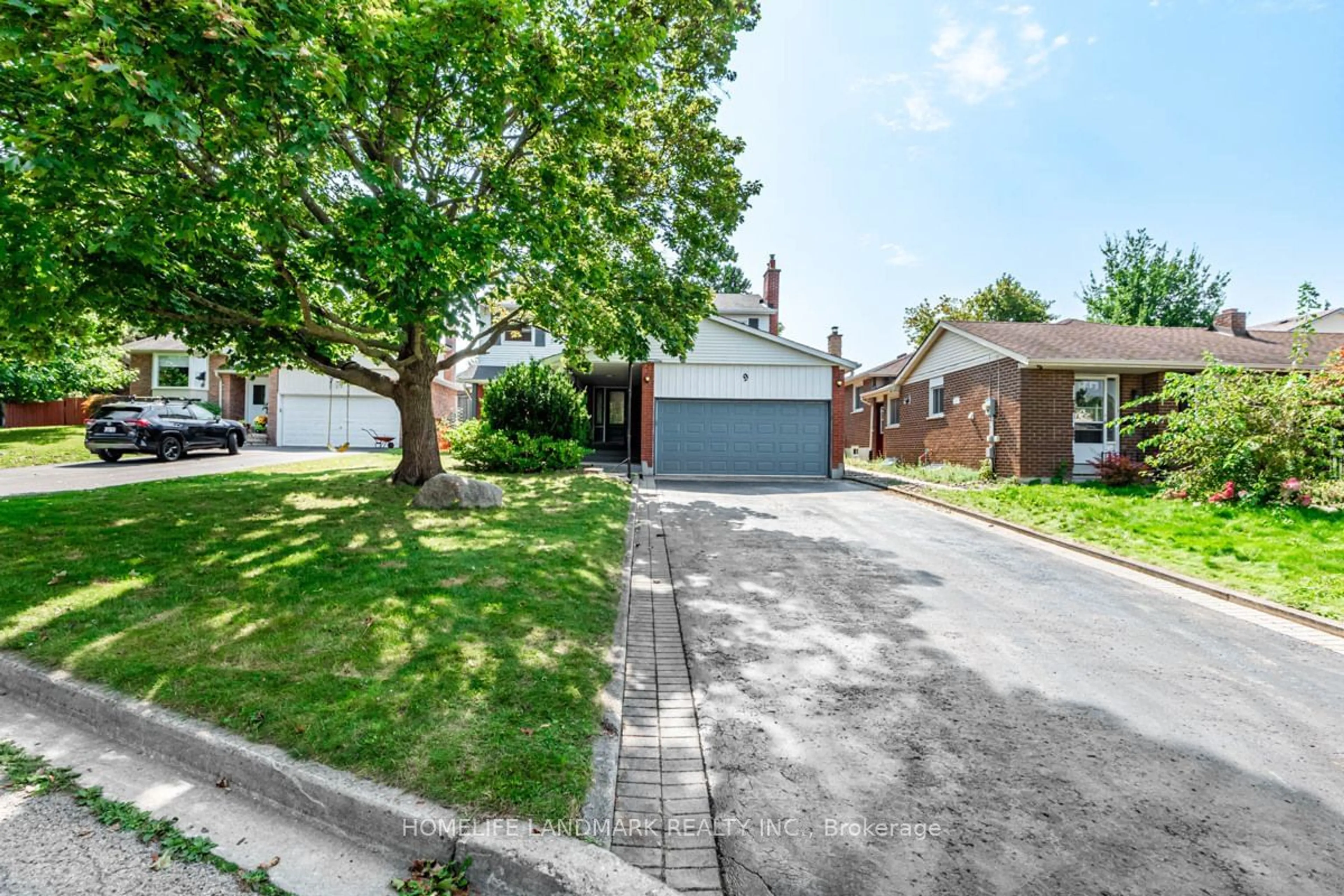 Frontside or backside of a home, the street view for 9 Eastman Cres, Newmarket Ontario L3Y 5T9